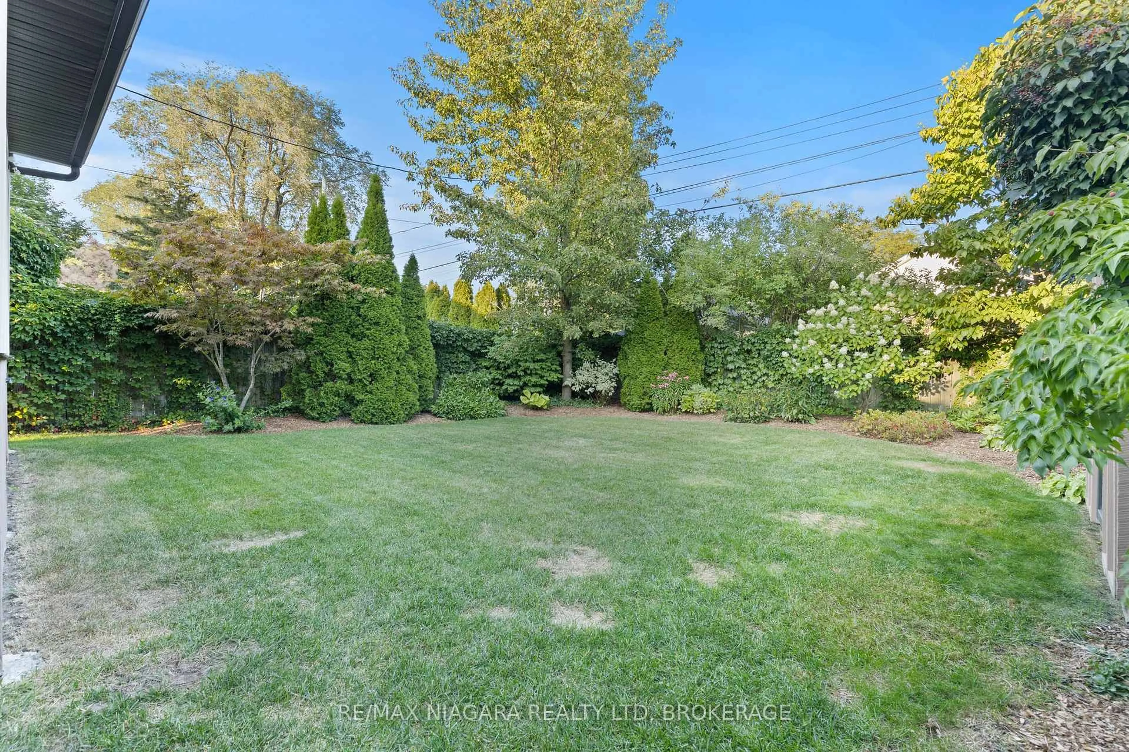 A pic from outside/outdoor area/front of a property/back of a property/a pic from drone, unknown for 123 SOUTH Dr, St. Catharines Ontario L2R 4W1