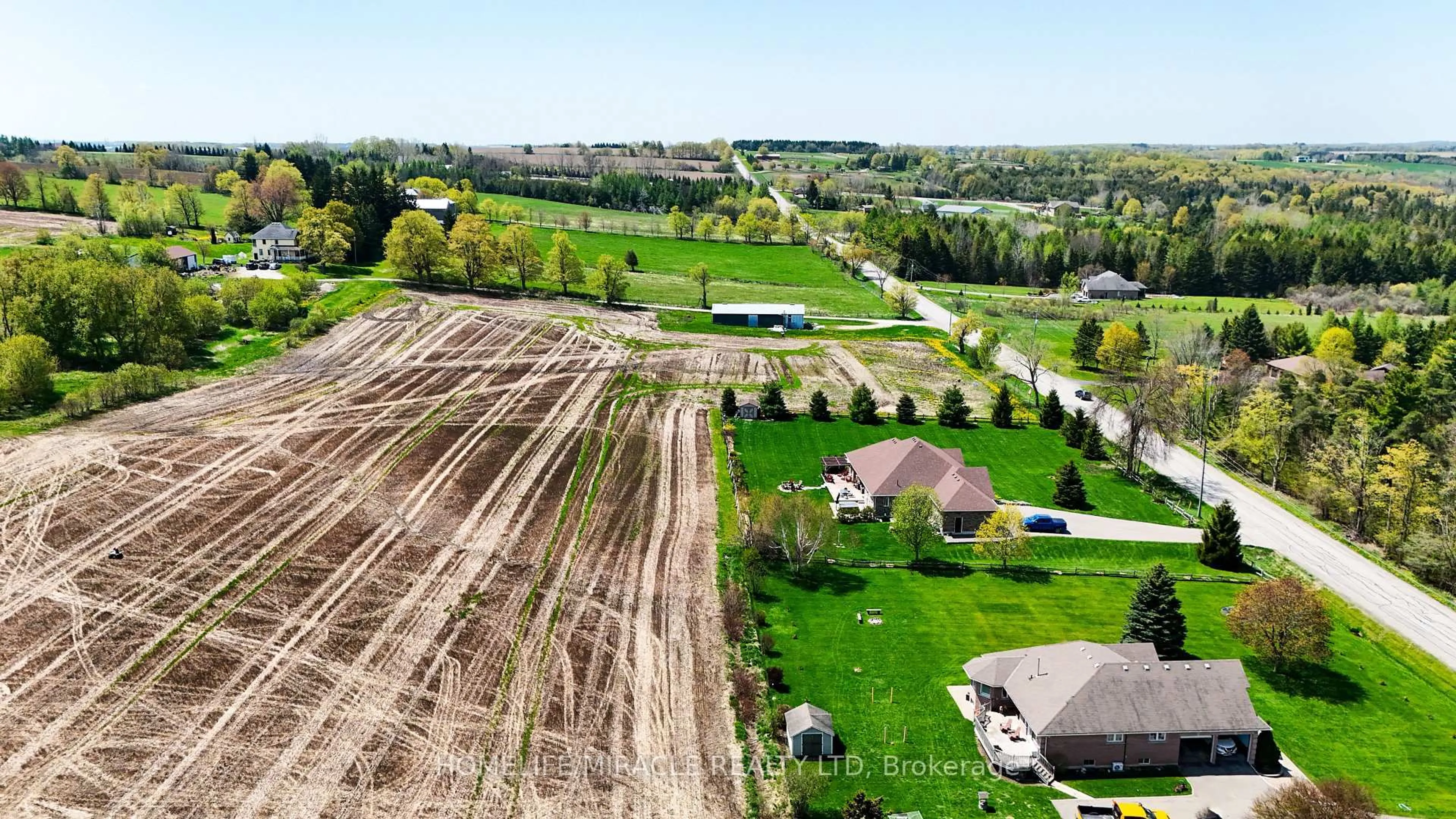 A pic from outside/outdoor area/front of a property/back of a property/a pic from drone, unknown for 9465 17 Sdrd, Erin Ontario N0B 1Z0
