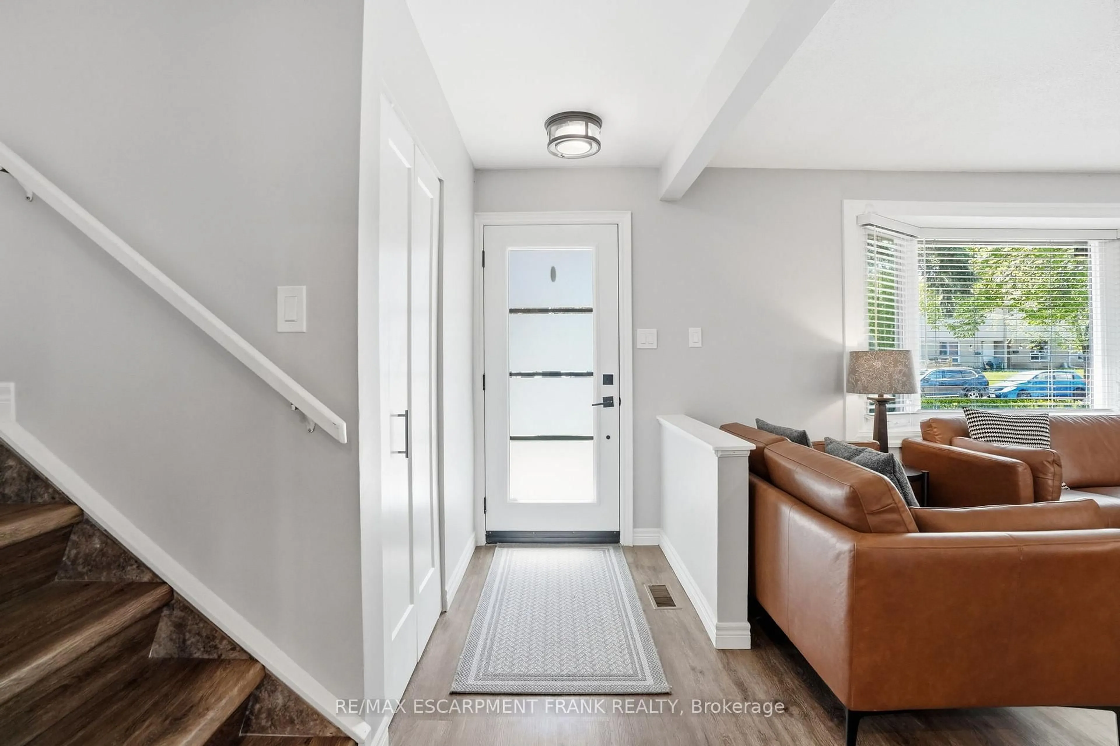 Indoor entryway for 66 Purnell Dr, Hamilton Ontario L9C 4Y3