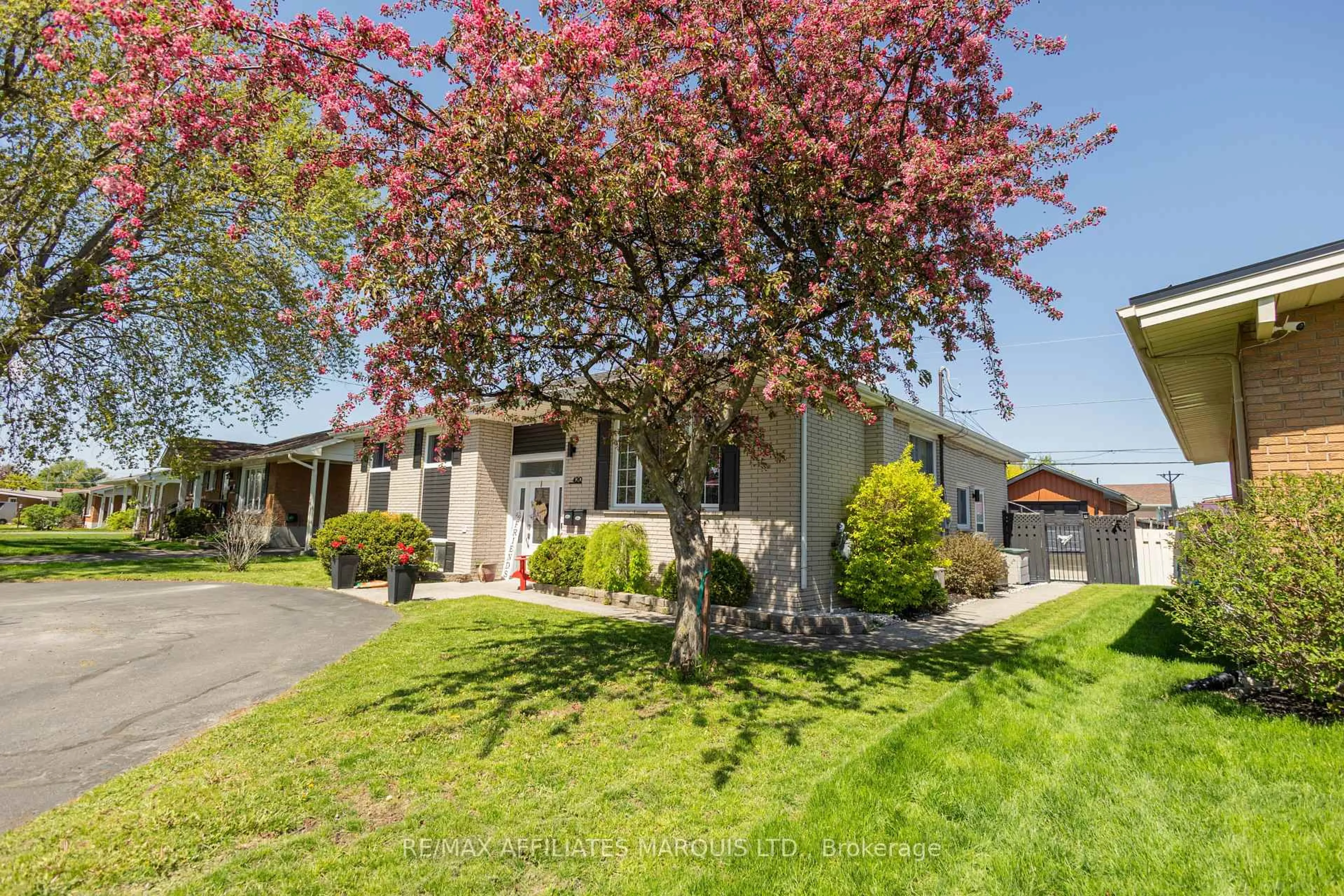 Patio, street for 420 Beach Ave, Cornwall Ontario K6H 5P1