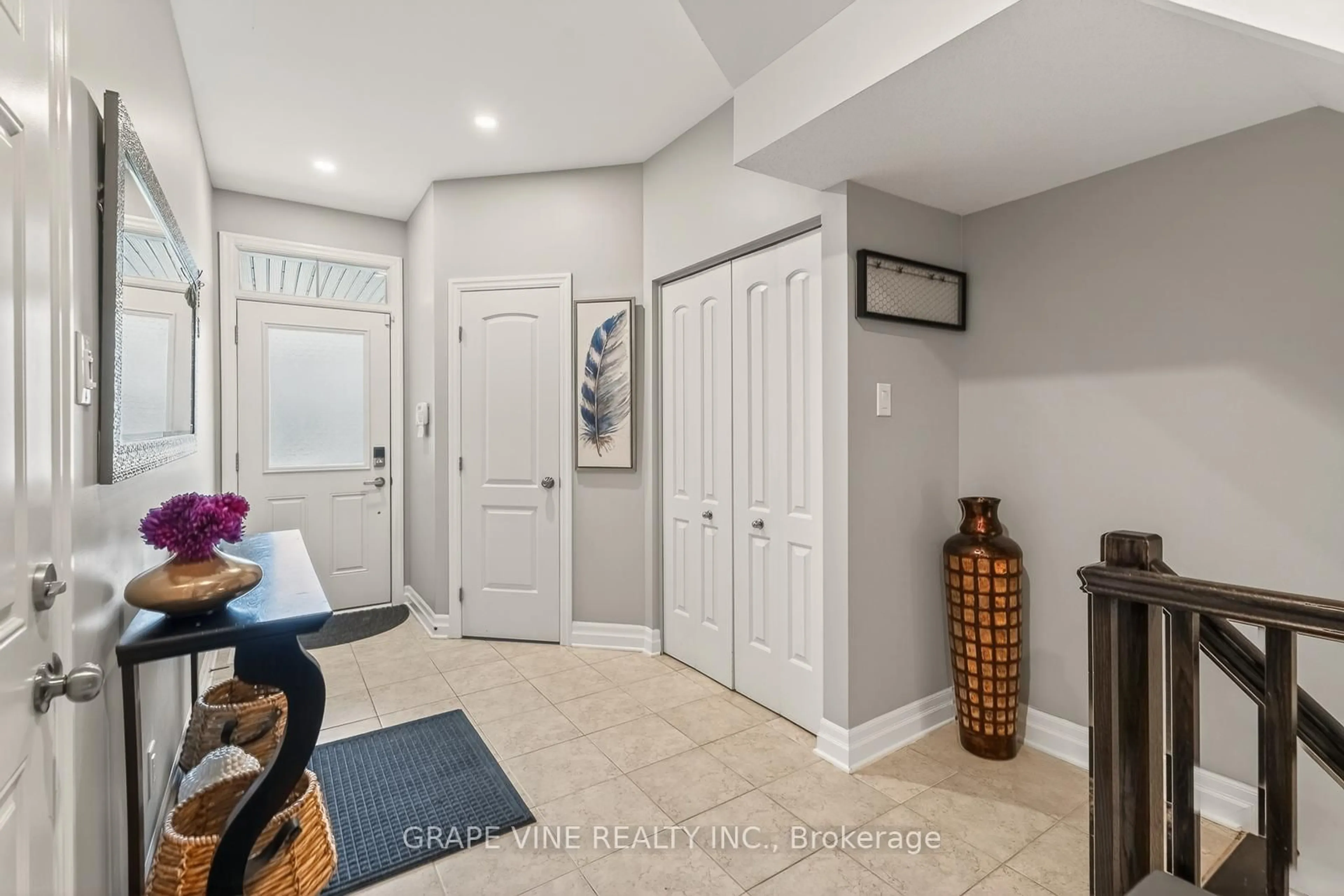 Indoor entryway for 112 Hawkshaw Cres, Ottawa Ontario K2J 0J6