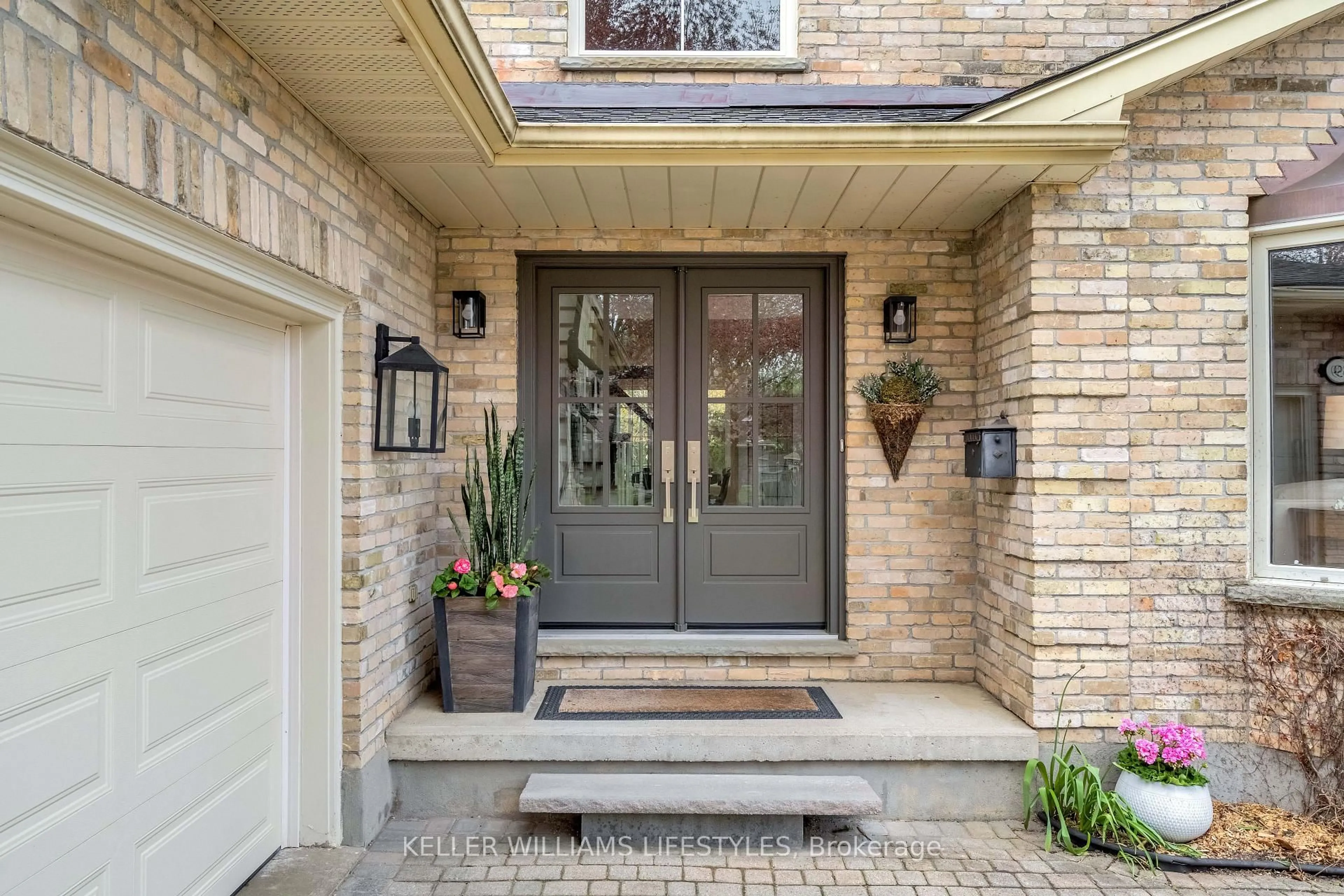 Indoor entryway for 39 Summerdale Cres, London South Ontario N6K 4C3