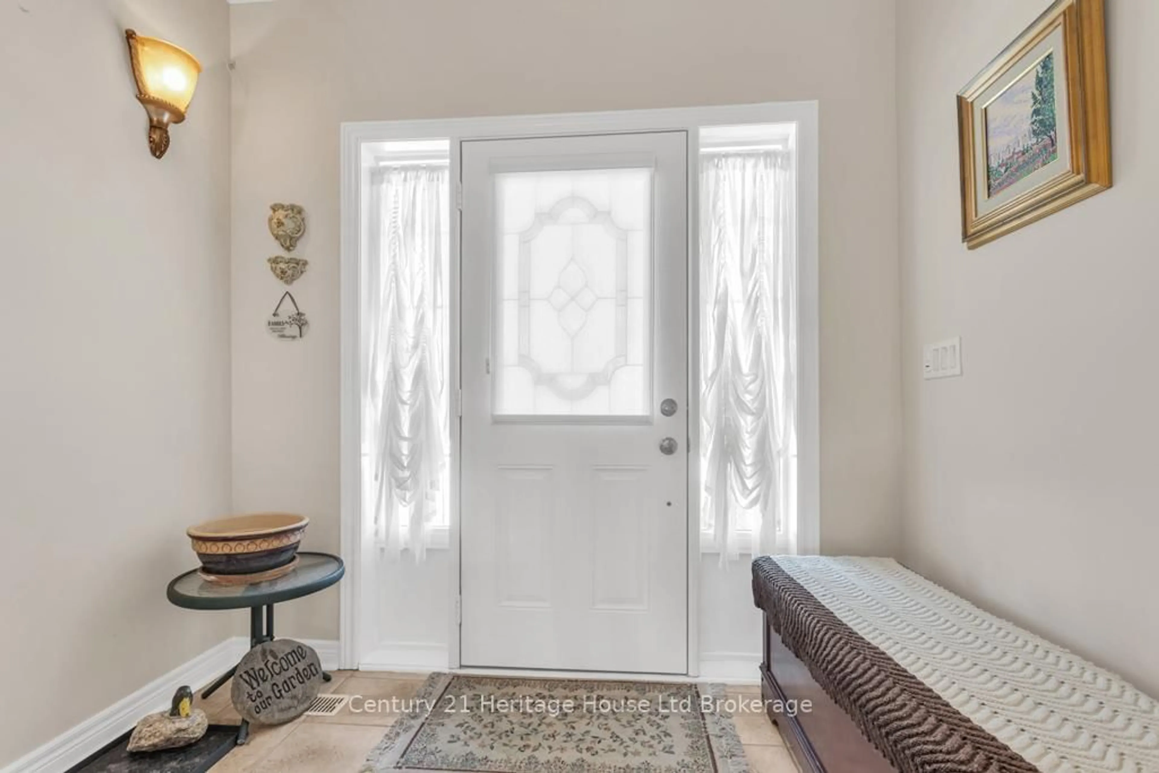 Indoor entryway for 14 Green Gable Pl, Woodstock Ontario N4T 1W6