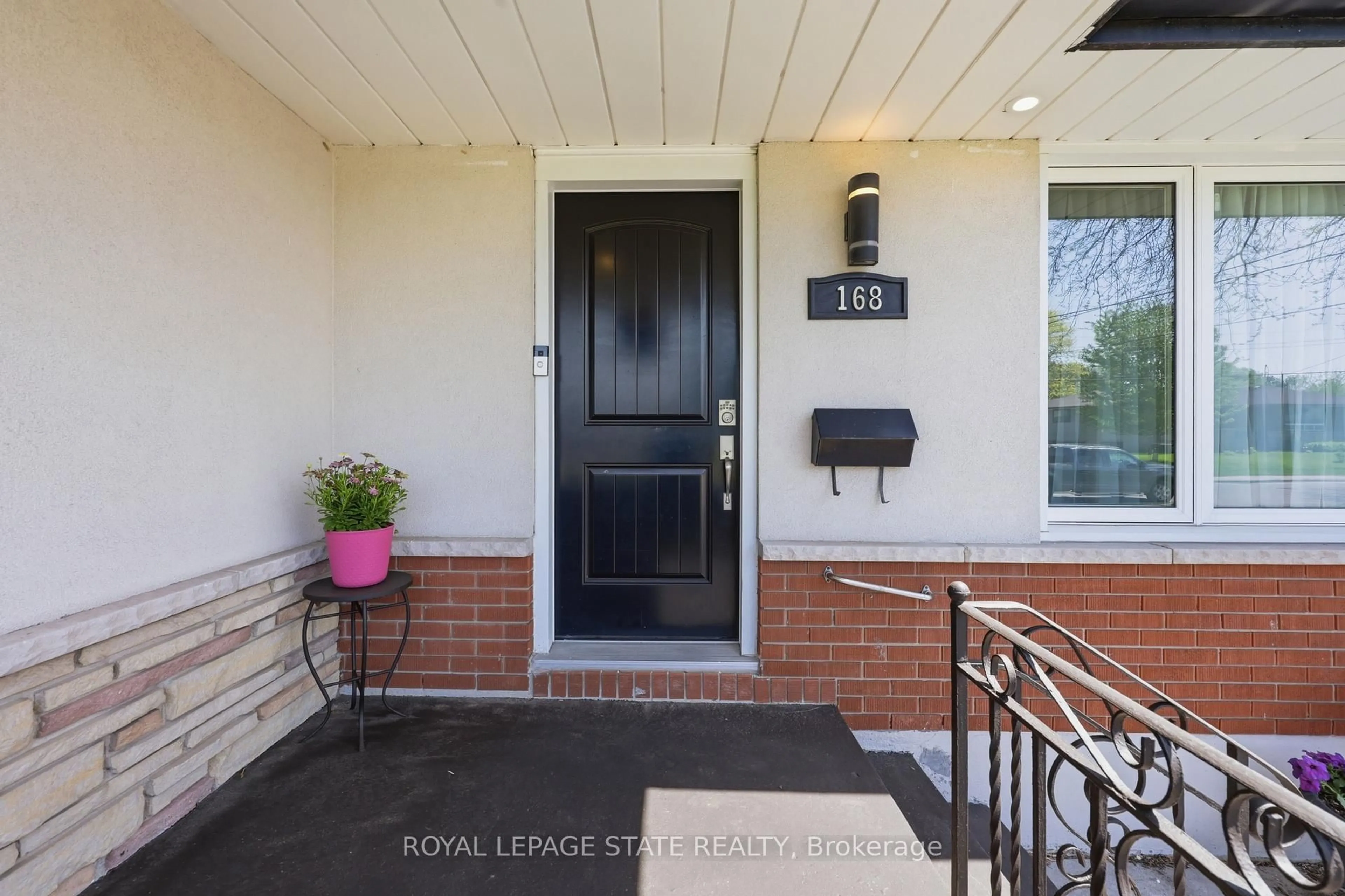 Indoor entryway for 168 Nugent Dr, Hamilton Ontario L8H 2N4