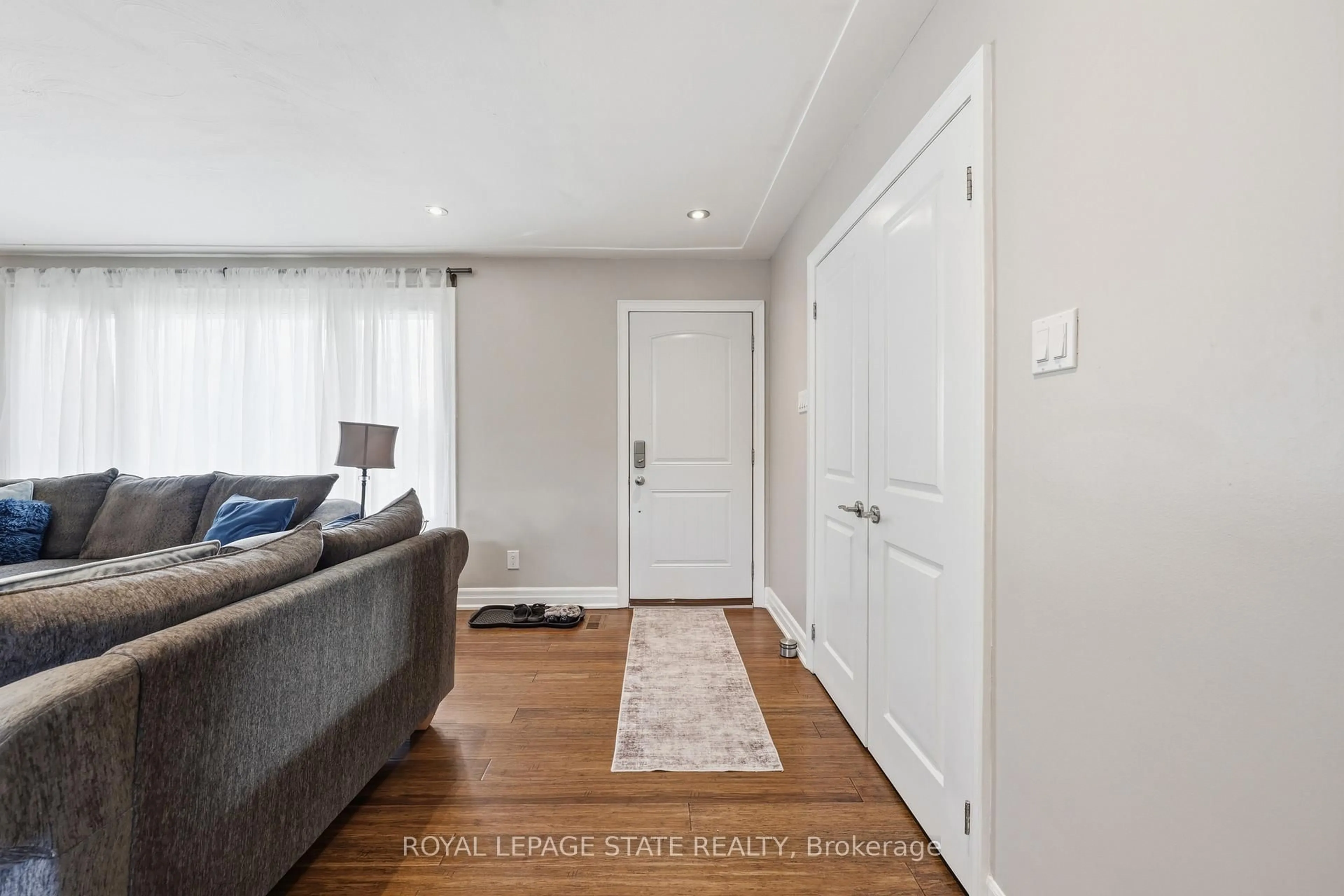 Indoor entryway for 168 Nugent Dr, Hamilton Ontario L8H 2N4