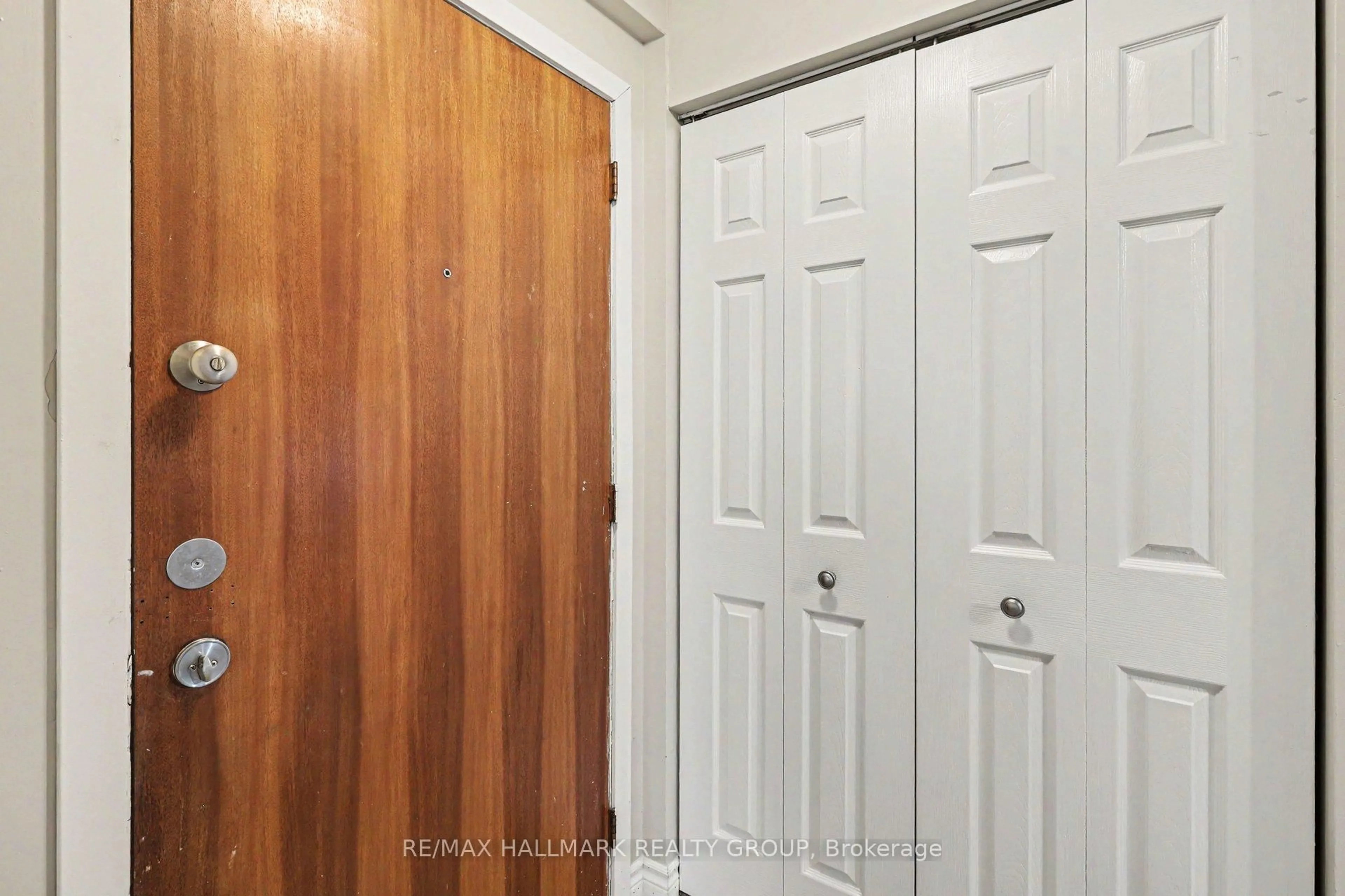 Indoor entryway for 898 Elmsmere Rd #2, Ottawa Ontario K1J 7T6