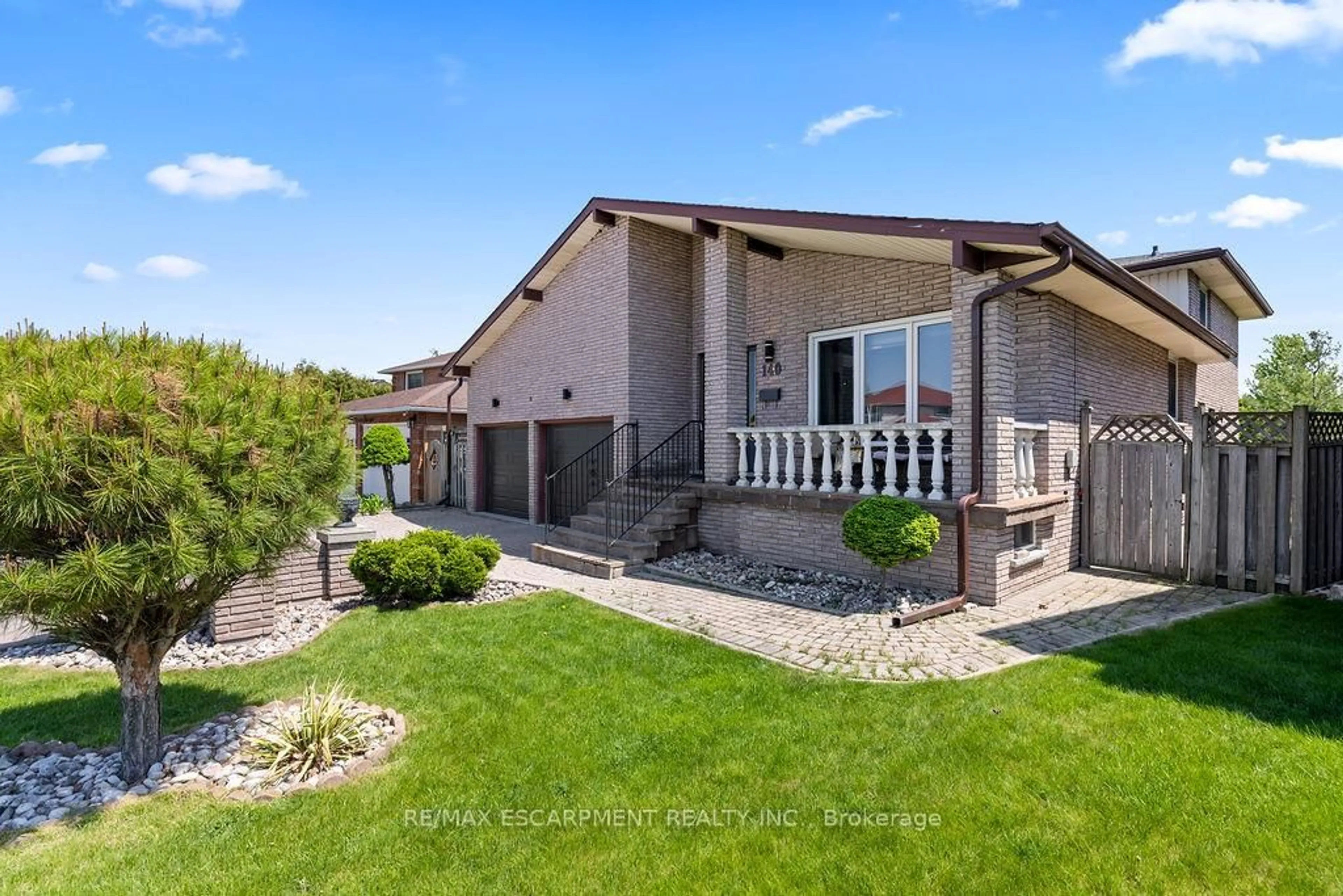 Home with vinyl exterior material, water/lake/river/ocean view for 140 Solomon Cres, Hamilton Ontario L8W 2G7
