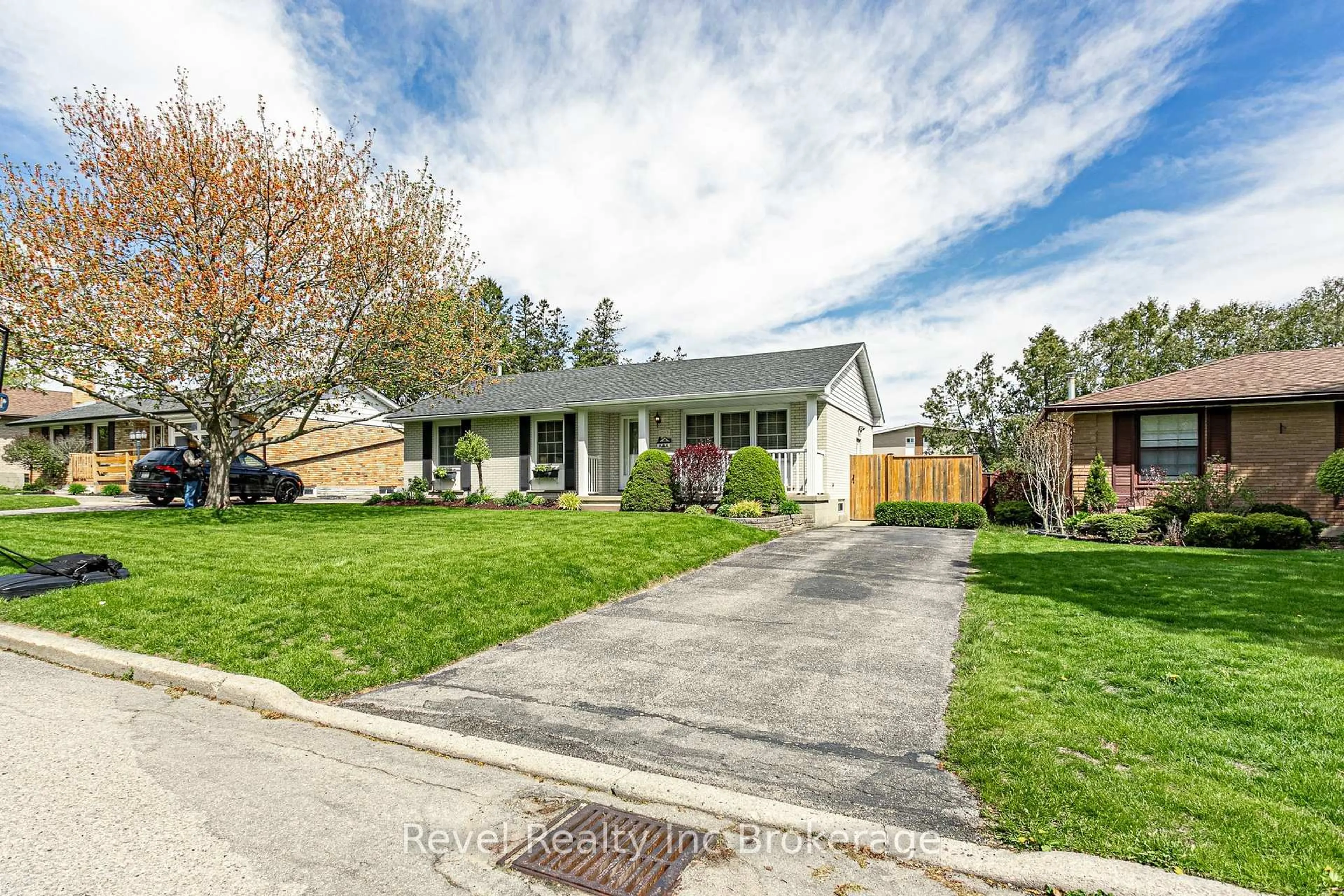 A pic from outside/outdoor area/front of a property/back of a property/a pic from drone, street for 793 Gladstone Dr, Woodstock Ontario N4S 5T3