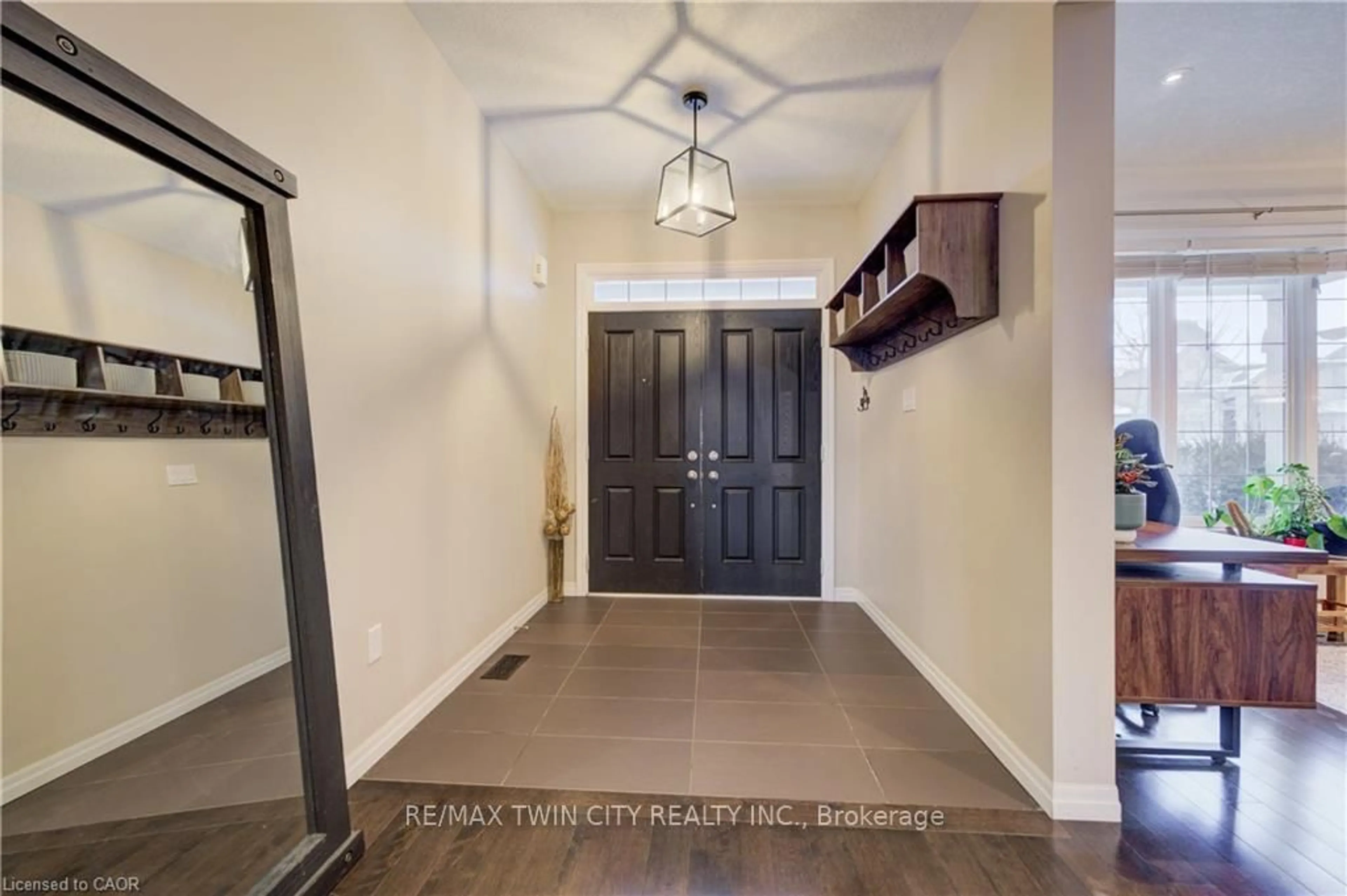 Indoor entryway for 268 EVENS POND Cres, Kitchener Ontario N2R 0B8