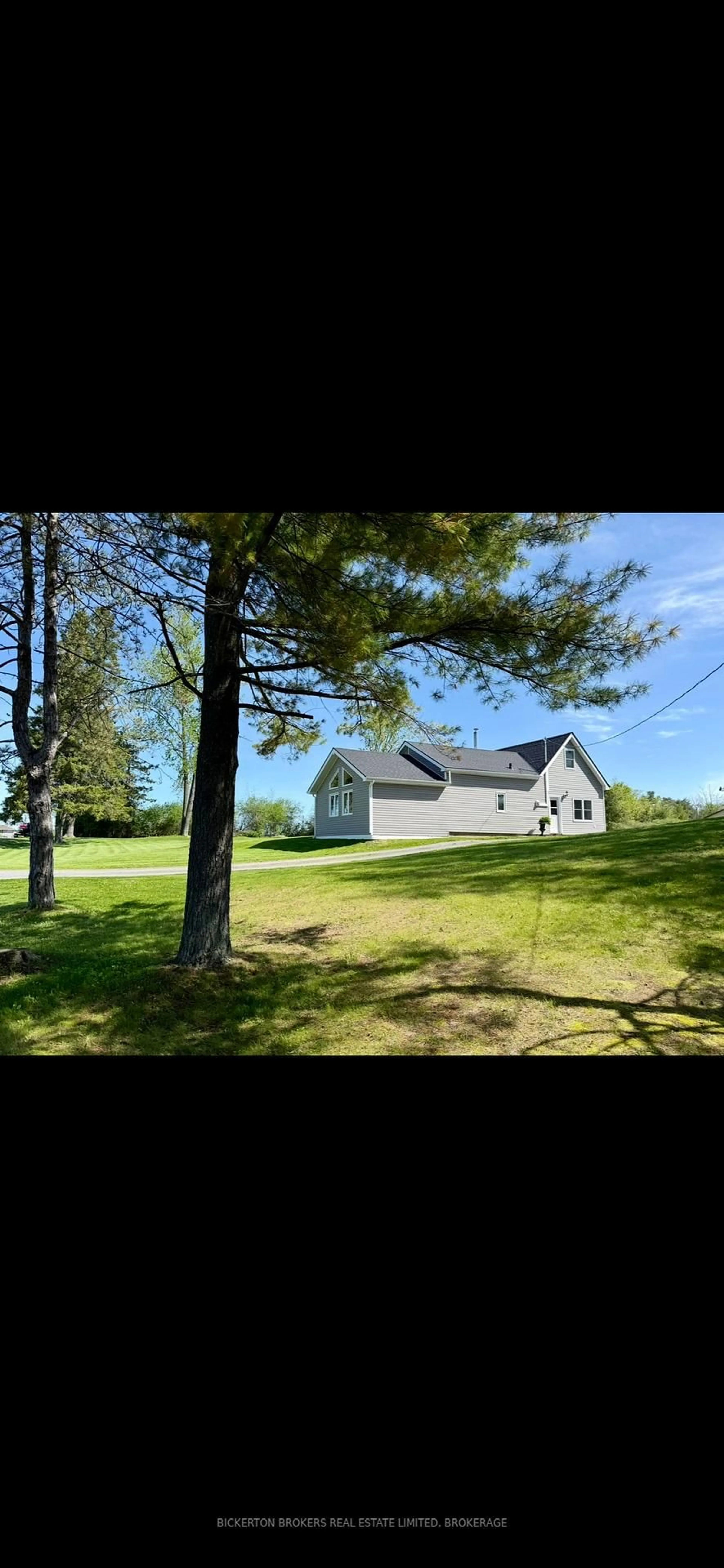 A pic from outside/outdoor area/front of a property/back of a property/a pic from drone, unknown for 2211 Hitchcock Rd, Gananoque Ontario K7G 2V5
