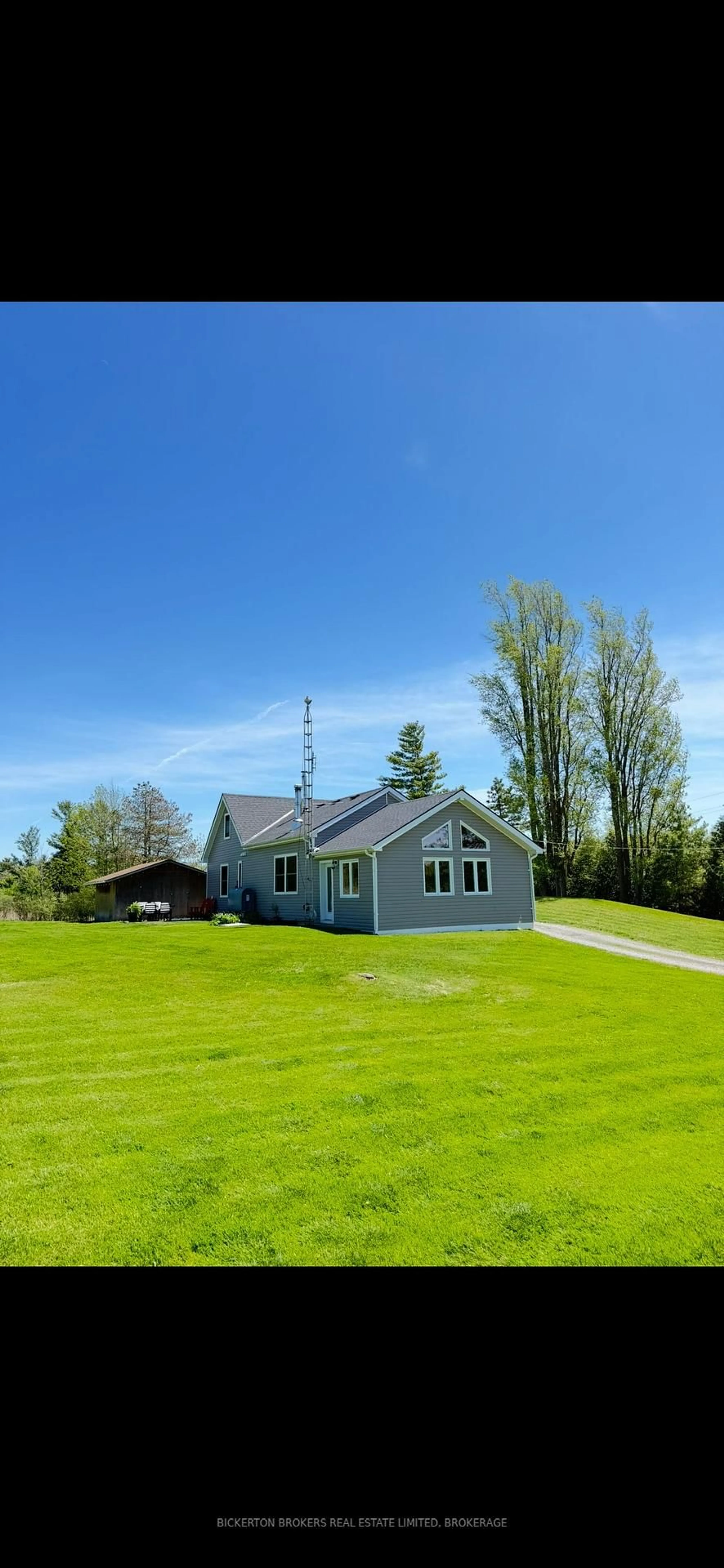 A pic from outside/outdoor area/front of a property/back of a property/a pic from drone, building for 2211 Hitchcock Rd, Gananoque Ontario K7G 2V5