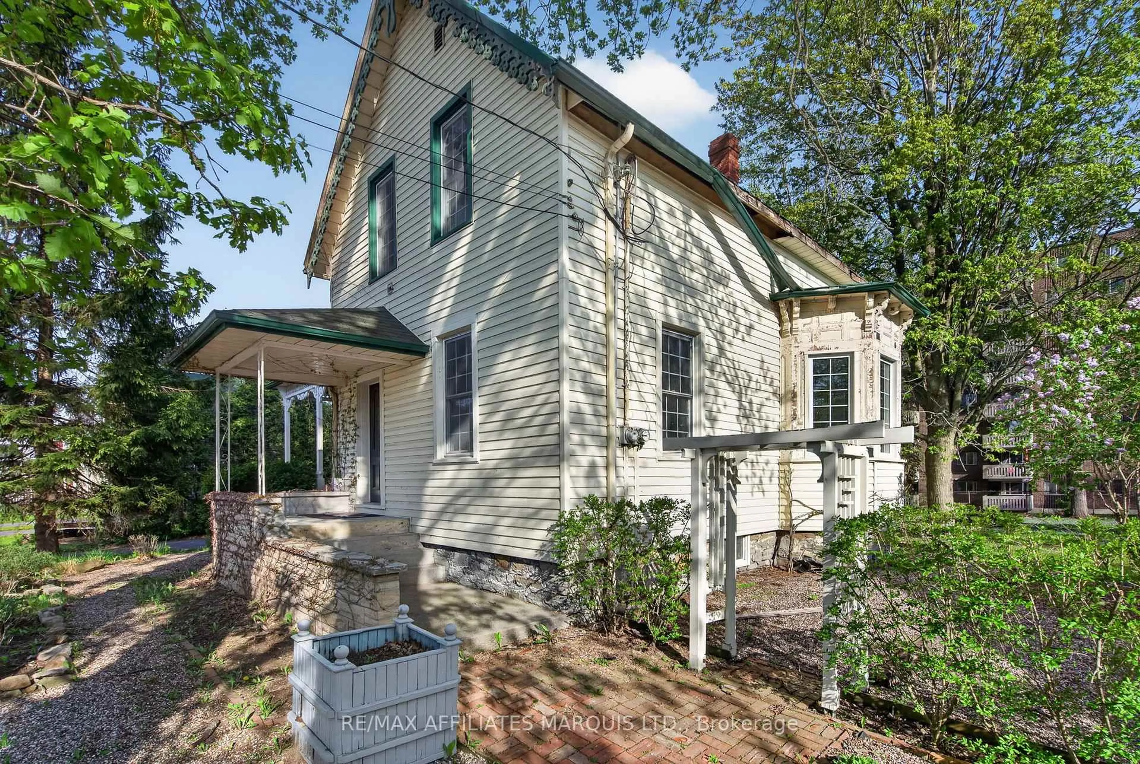 Home with brick exterior material, building for 326 Third St, Cornwall Ontario K6H 2E4