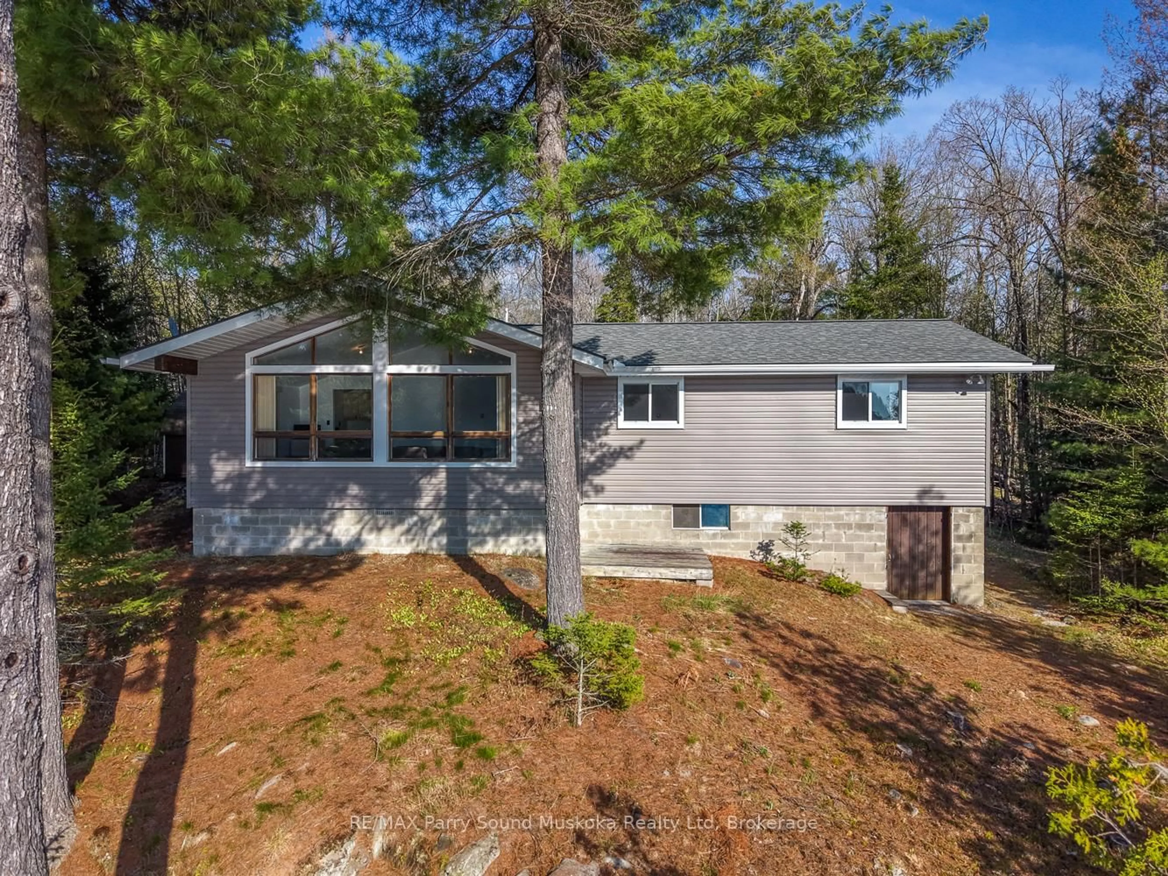 Home with vinyl exterior material, unknown for 37 Smithpine Cres, McKellar Ontario P2A 0B5