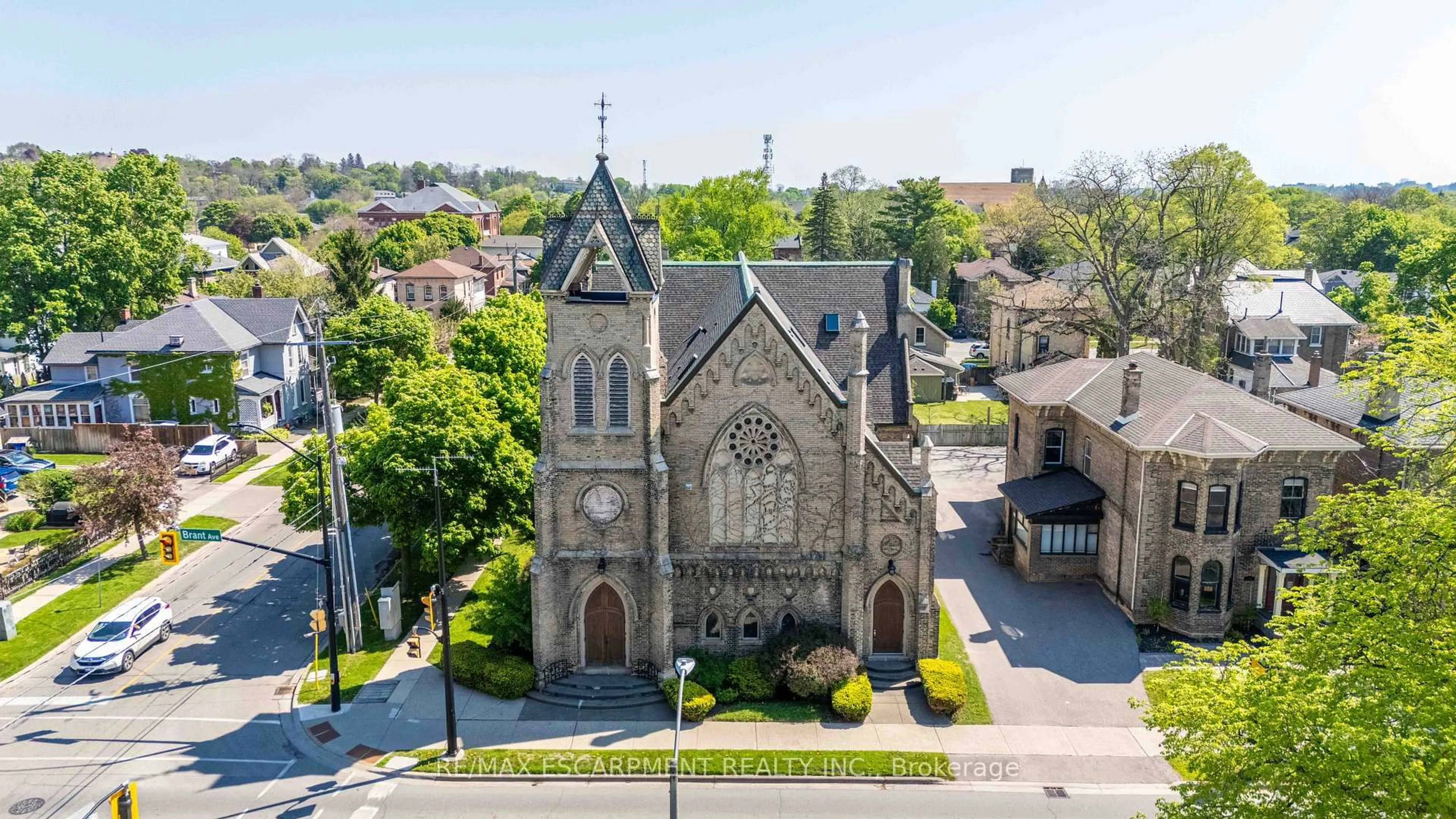 A pic from outside/outdoor area/front of a property/back of a property/a pic from drone, street for 21 RICHMOND St #205, Brantford Ontario N3T 3X9