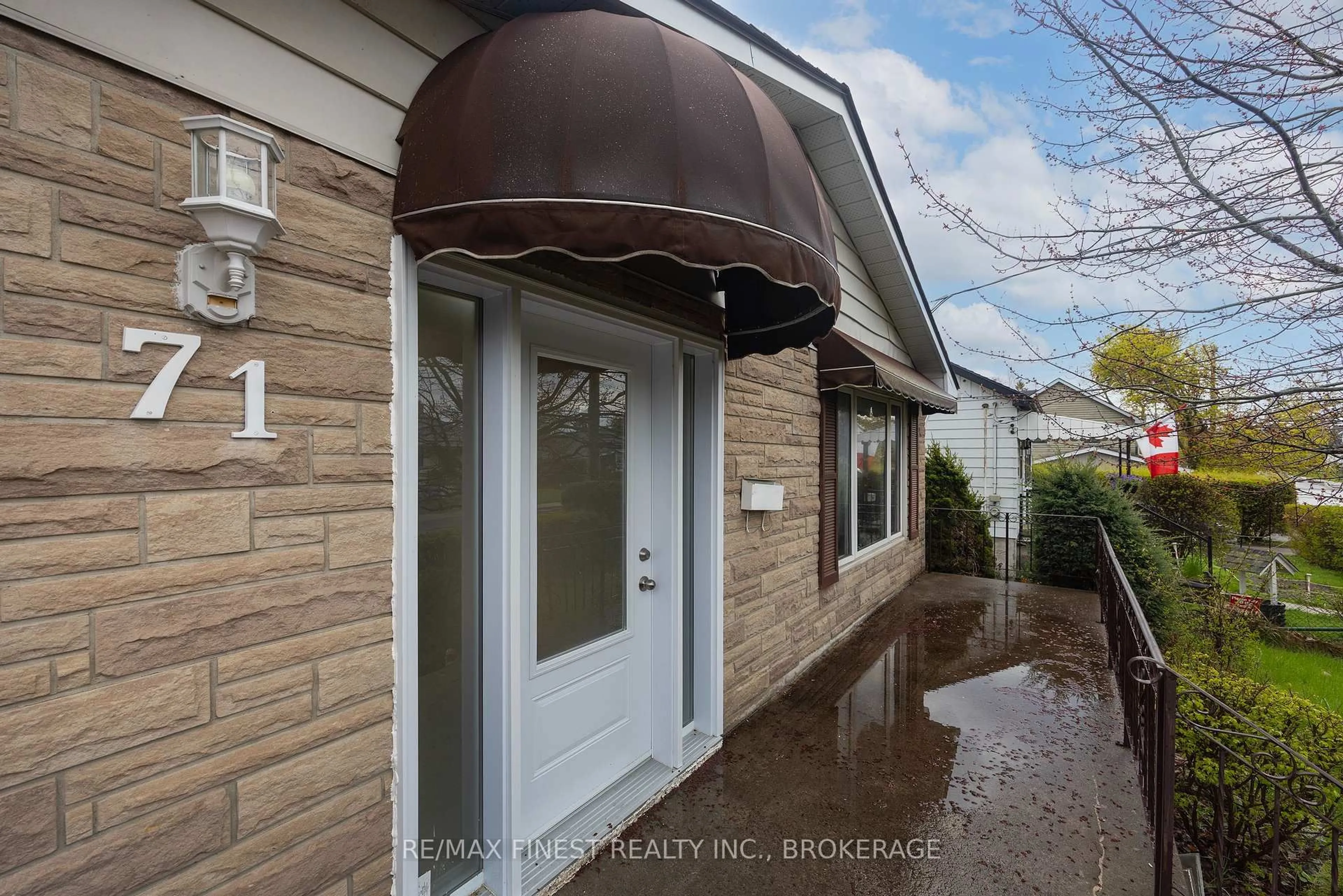 Indoor entryway for 71 Cartwright St, Kingston Ontario K7M 1P6