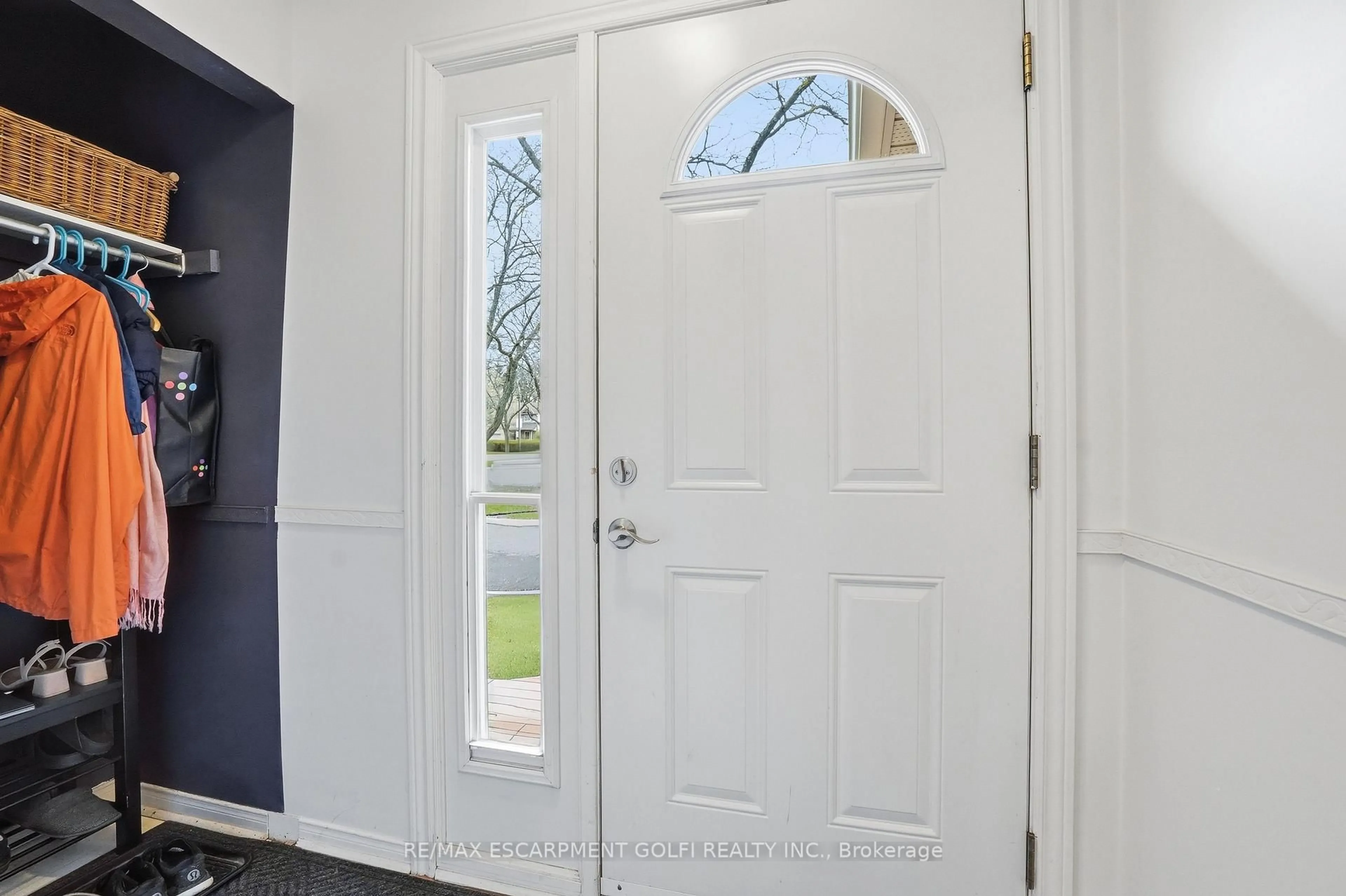 Indoor entryway for 79 Braeheid Ave #6, Hamilton Ontario L8B 0C6