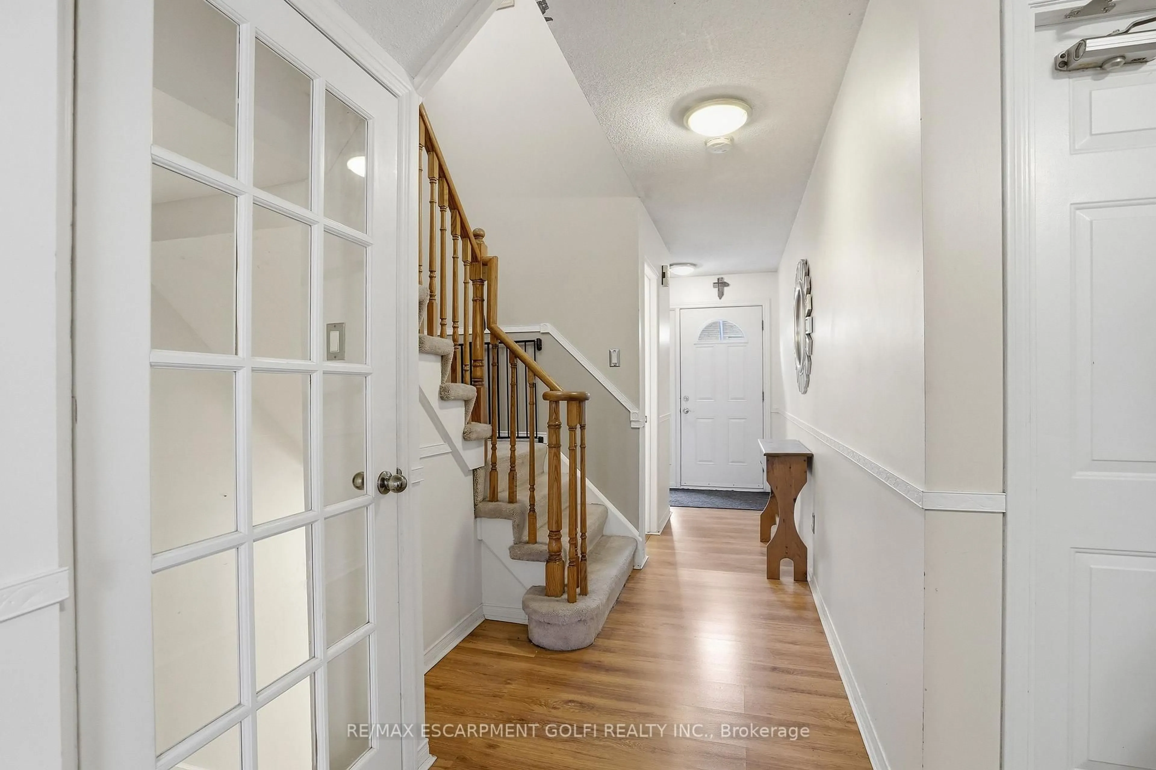 Indoor entryway for 79 Braeheid Ave #6, Hamilton Ontario L8B 0C6