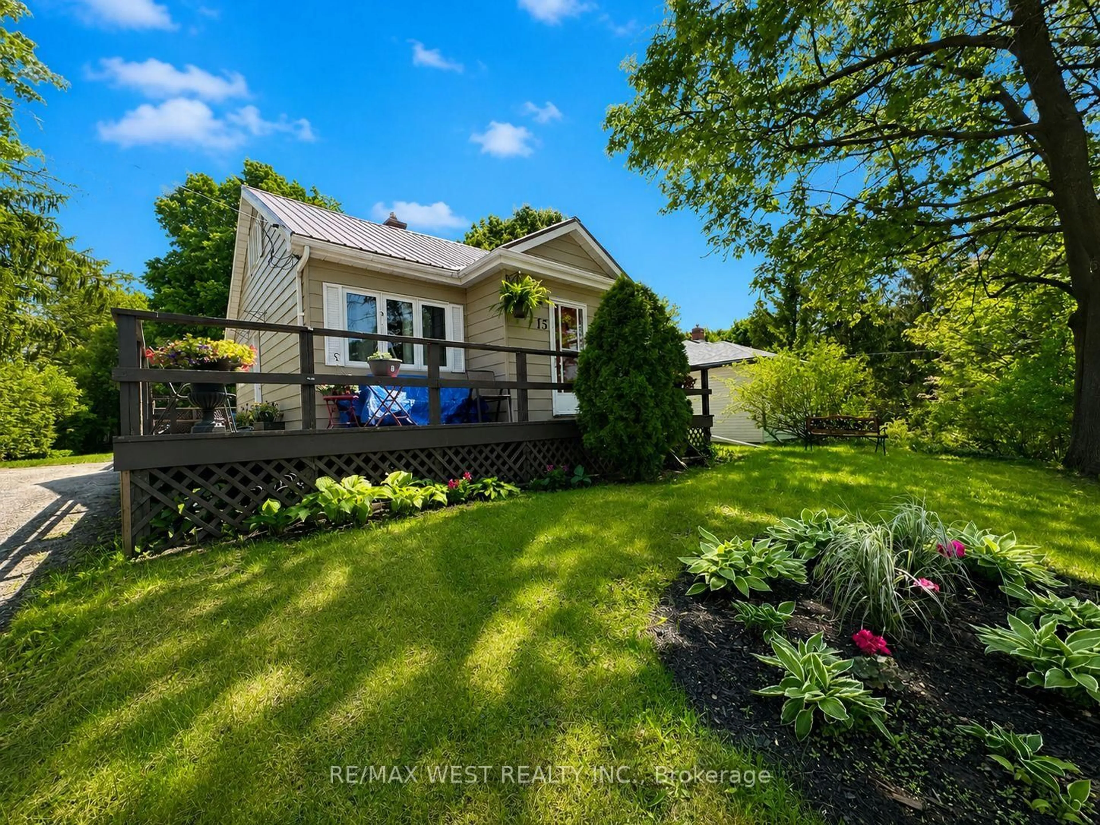 A pic from outside/outdoor area/front of a property/back of a property/a pic from drone, street for 15 Millwood Rd, Erin Ontario N0B 1T0