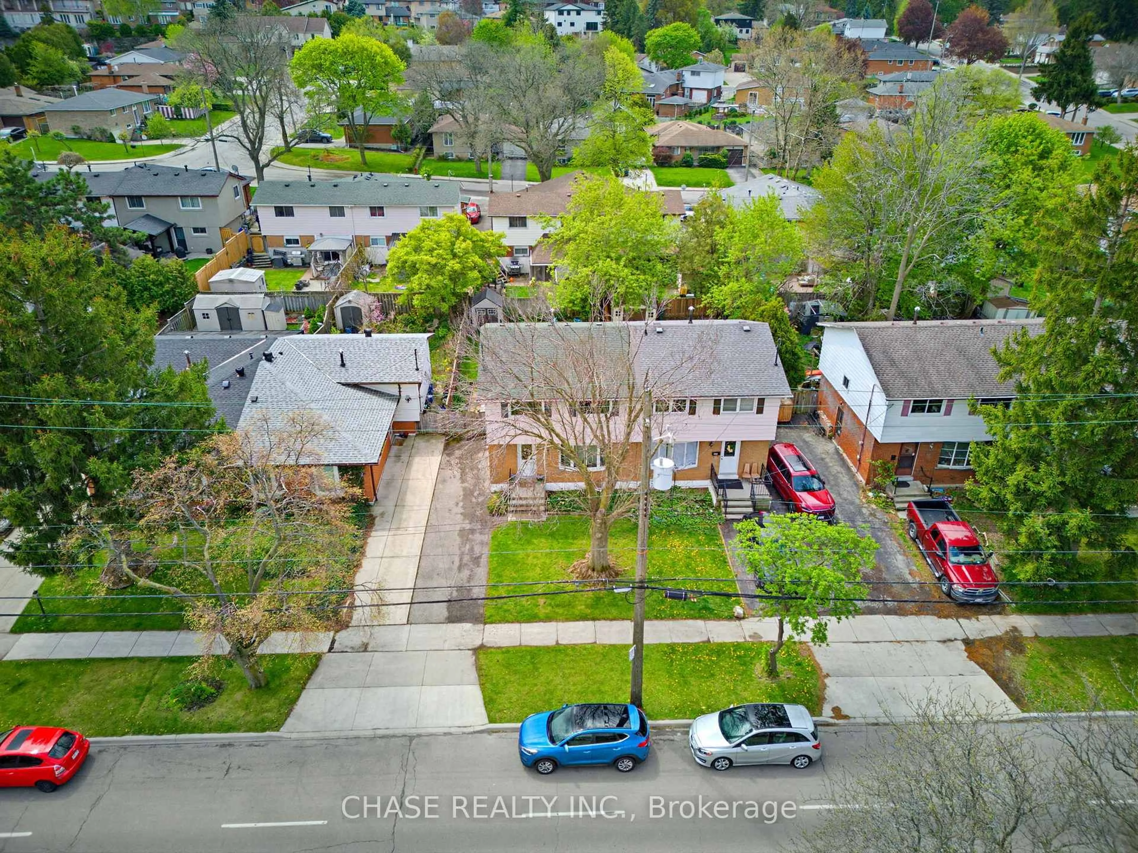 A pic from outside/outdoor area/front of a property/back of a property/a pic from drone, street for 632 Greenhill Ave, Hamilton Ontario L8K 5E9