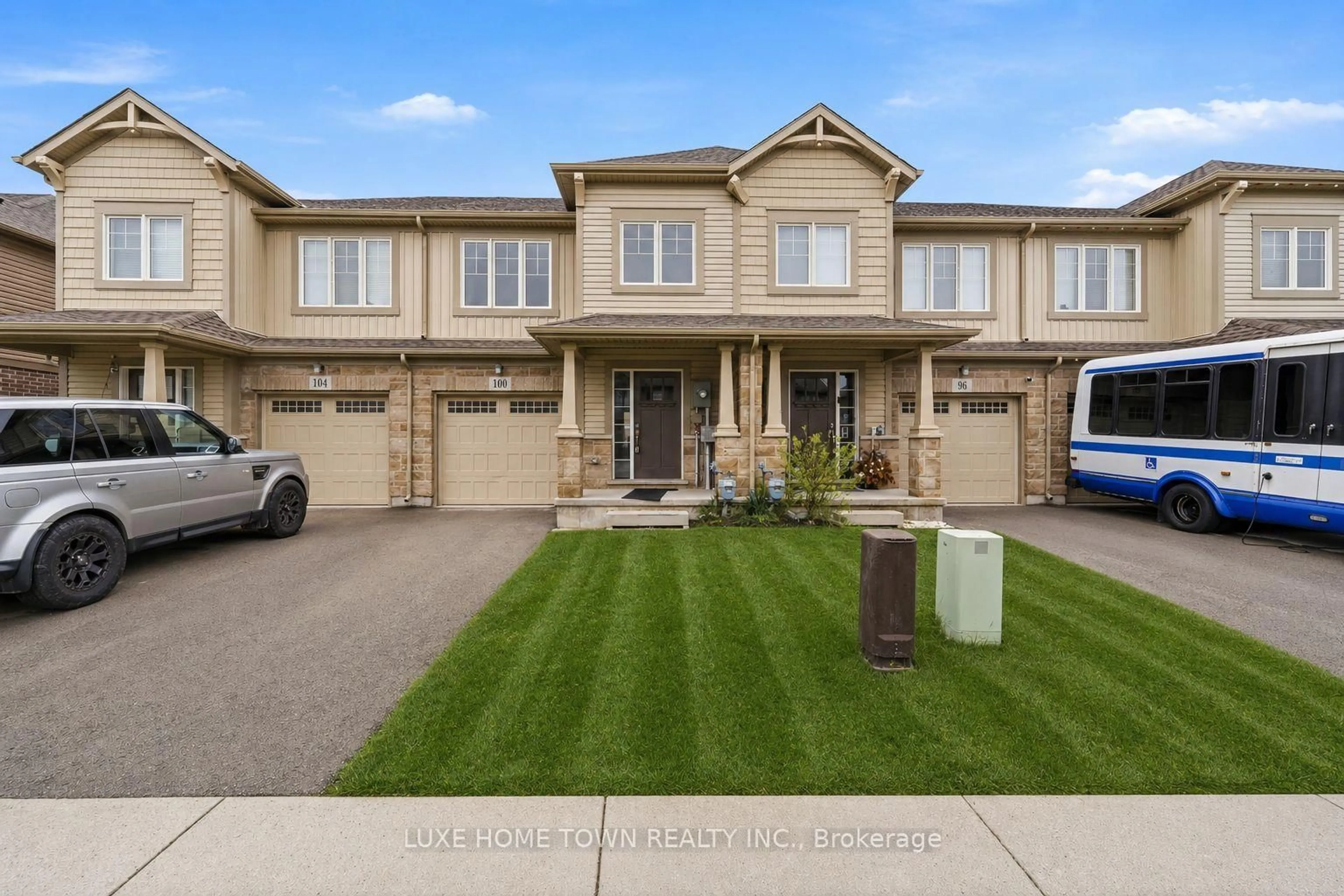 Home with vinyl exterior material, street for 100 Monarch St, Welland Ontario L3C 0G6