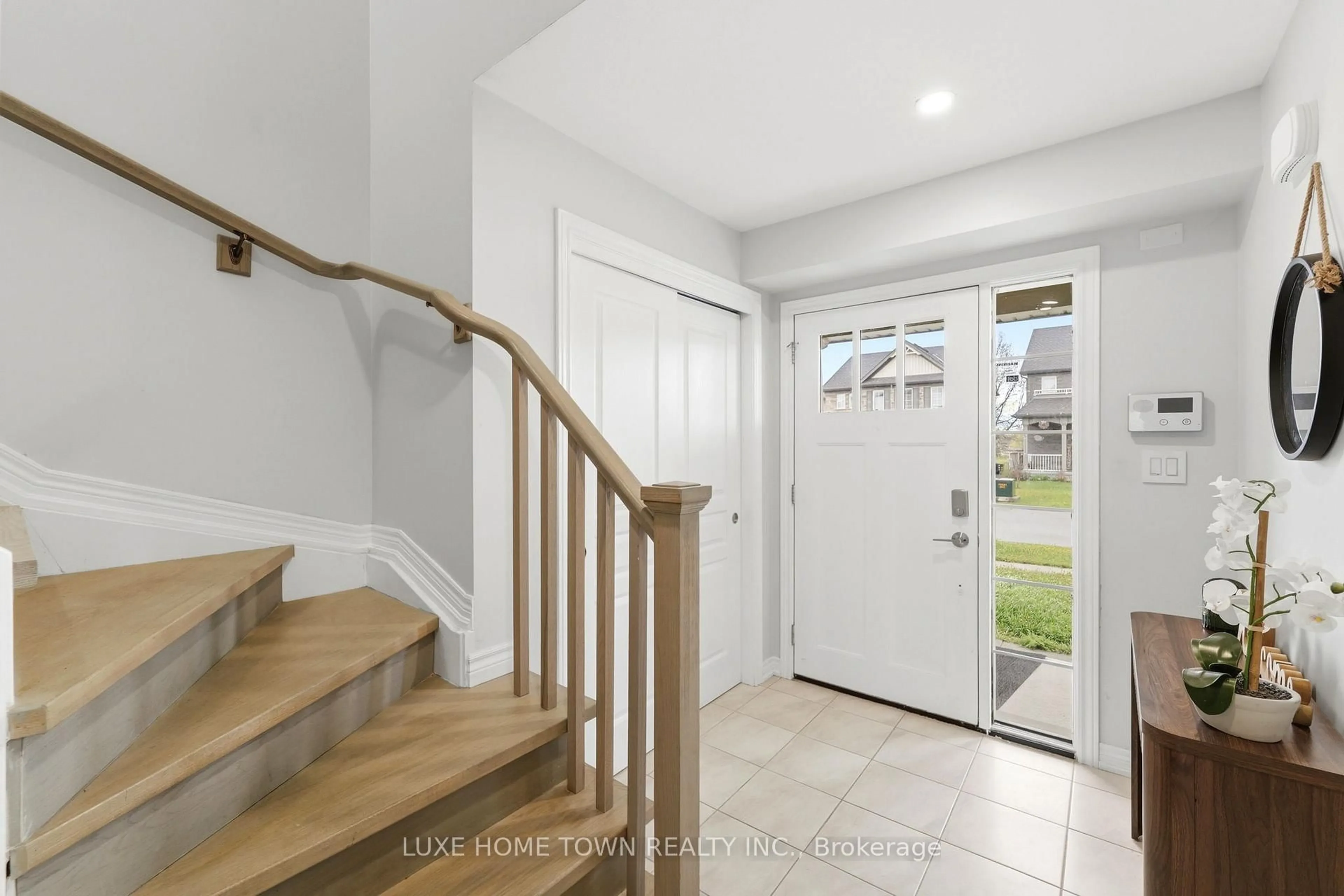 Indoor entryway for 100 Monarch St, Welland Ontario L3C 0G6