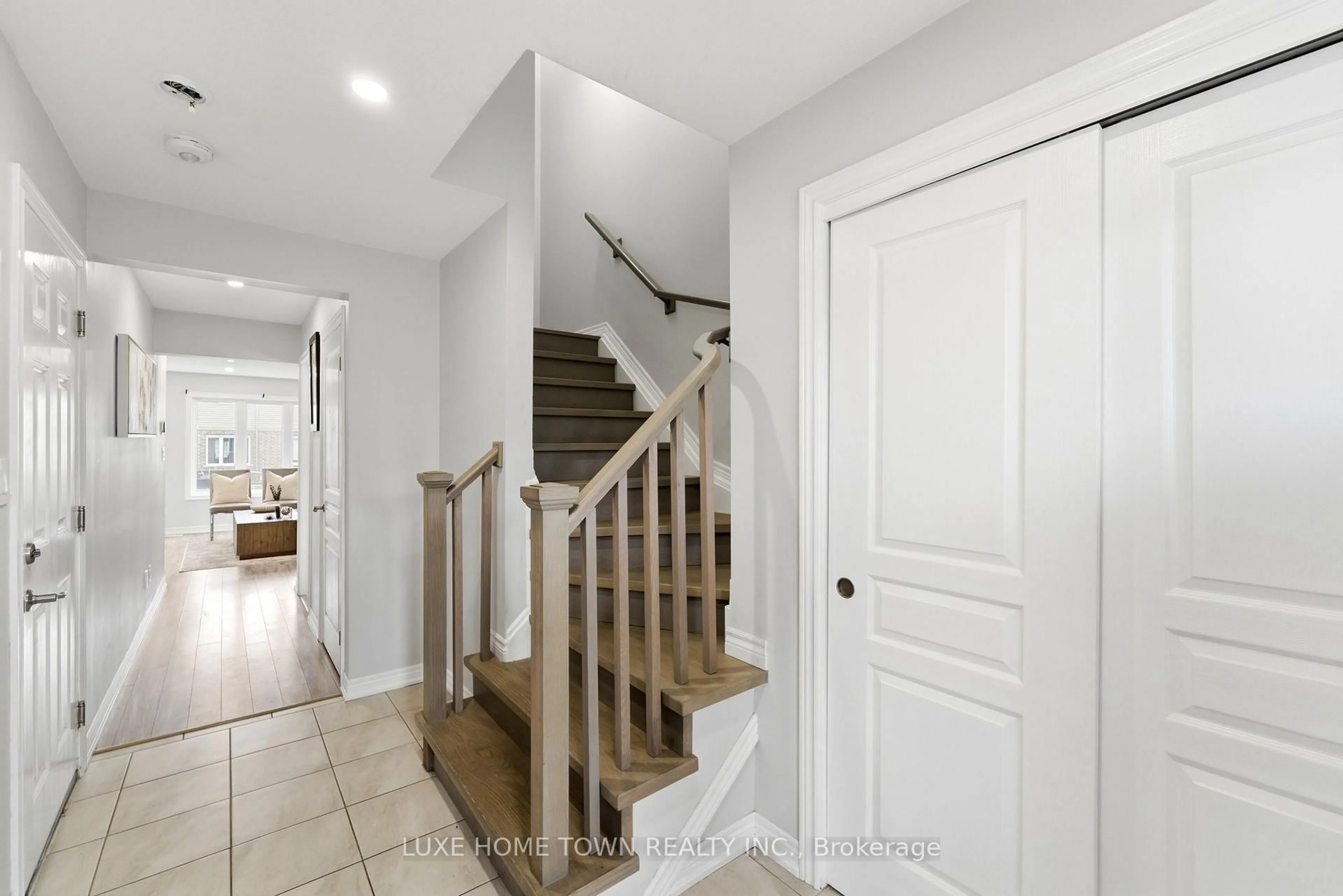 Indoor entryway for 100 Monarch St, Welland Ontario L3C 0G6