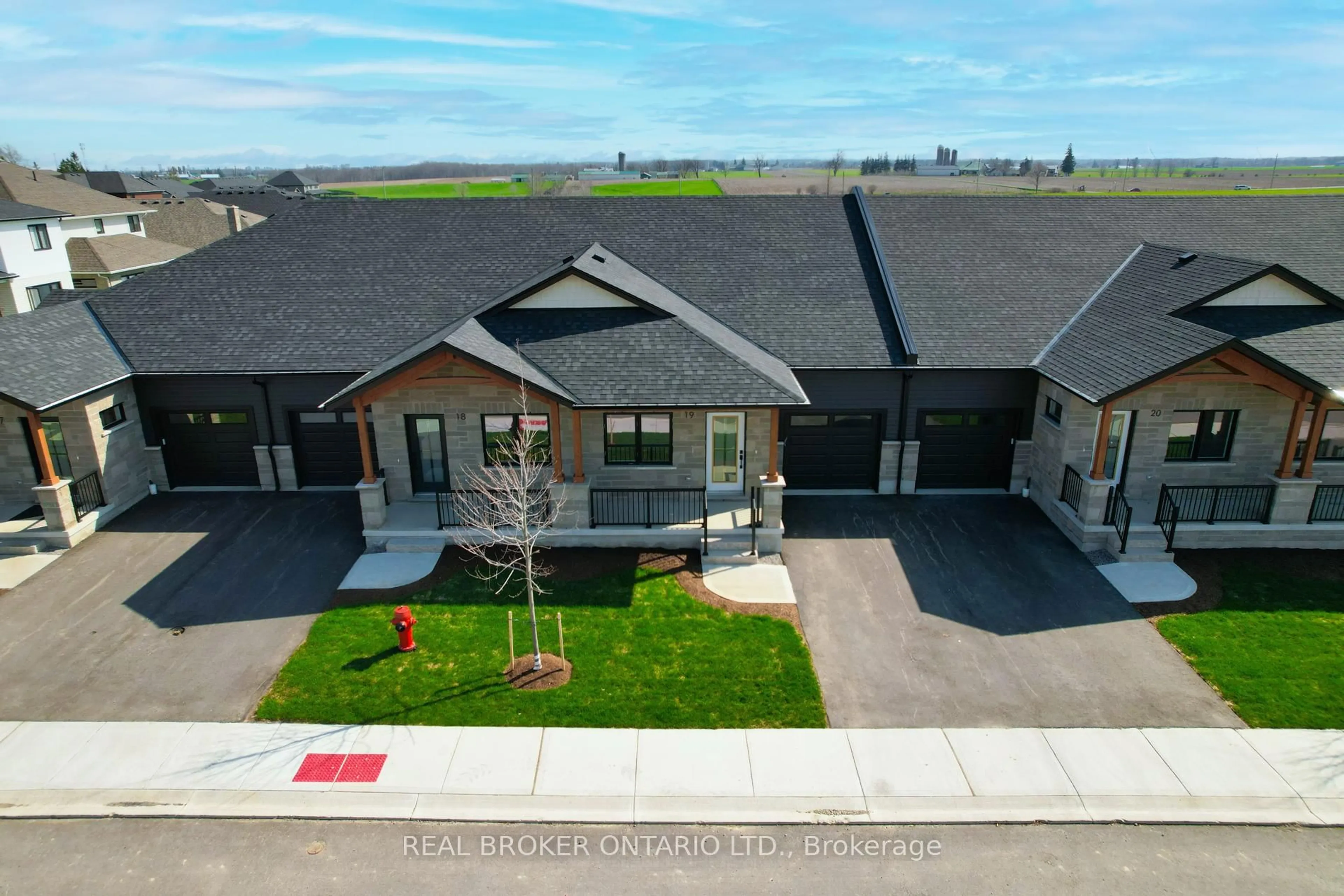 A pic from outside/outdoor area/front of a property/back of a property/a pic from drone, unknown for 29 Weymouth St #20, Woolwich Ontario N3B 0G3