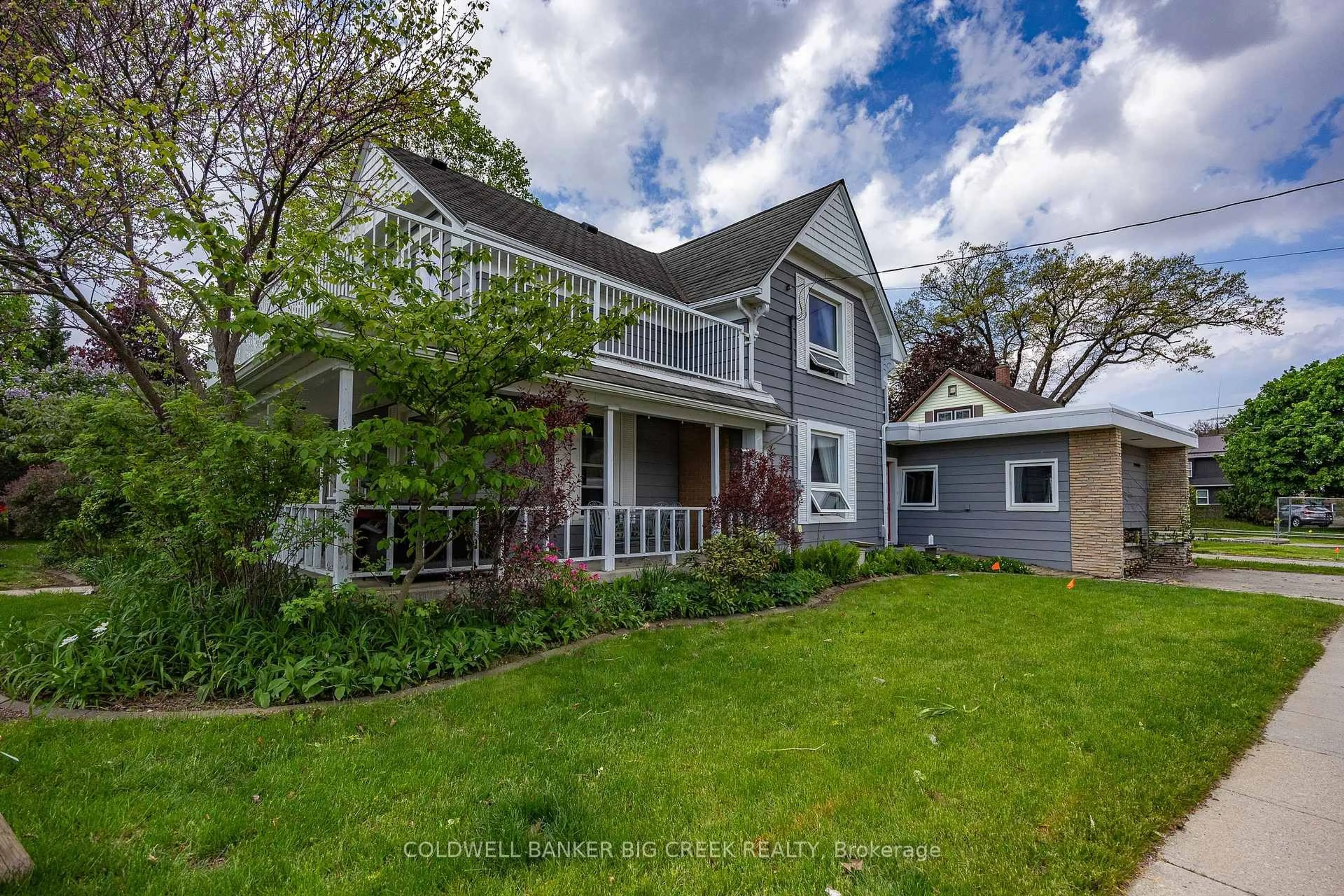 Home with vinyl exterior material, street for 220 Queen St, Norfolk Ontario N4B 2K7