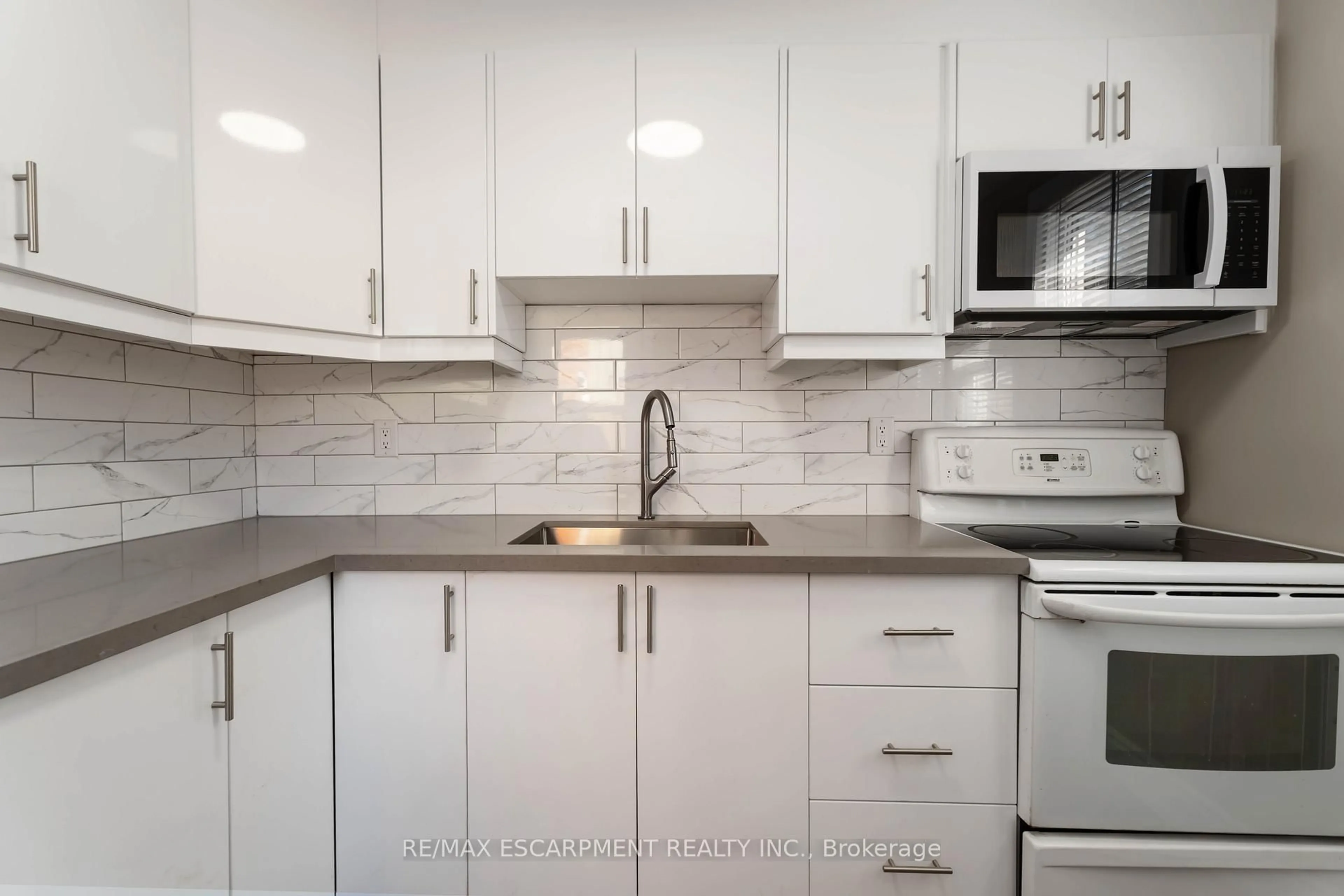 Standard kitchen, unknown for 187 Barton St, Hamilton Ontario L8R 2H3