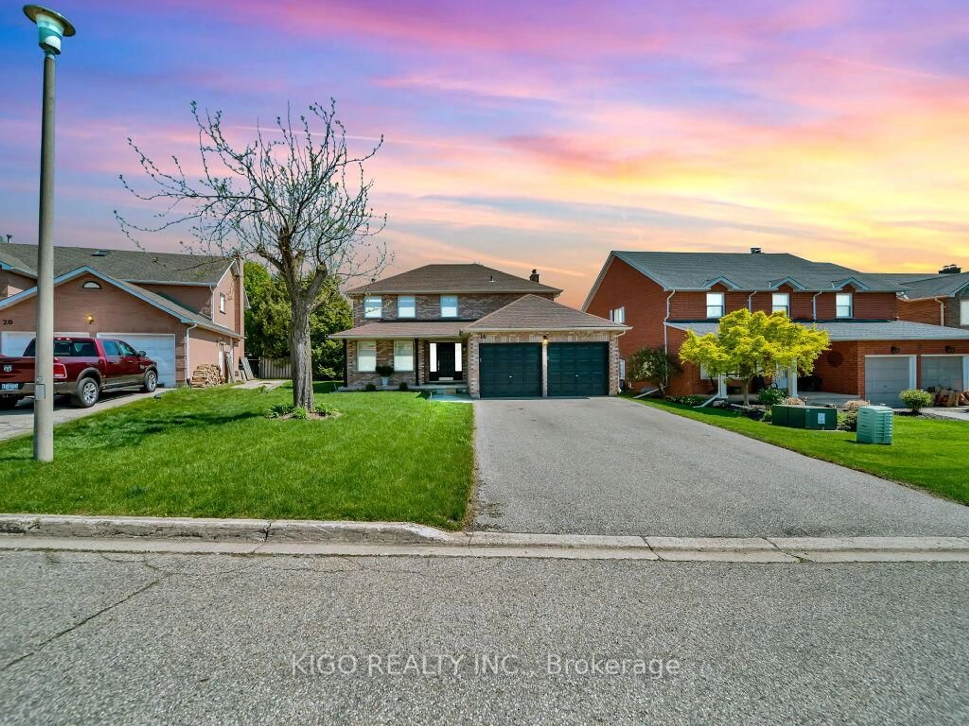 A pic from outside/outdoor area/front of a property/back of a property/a pic from drone, street for 16 GLENNIE Crt, Cambridge Ontario N1T 1L1