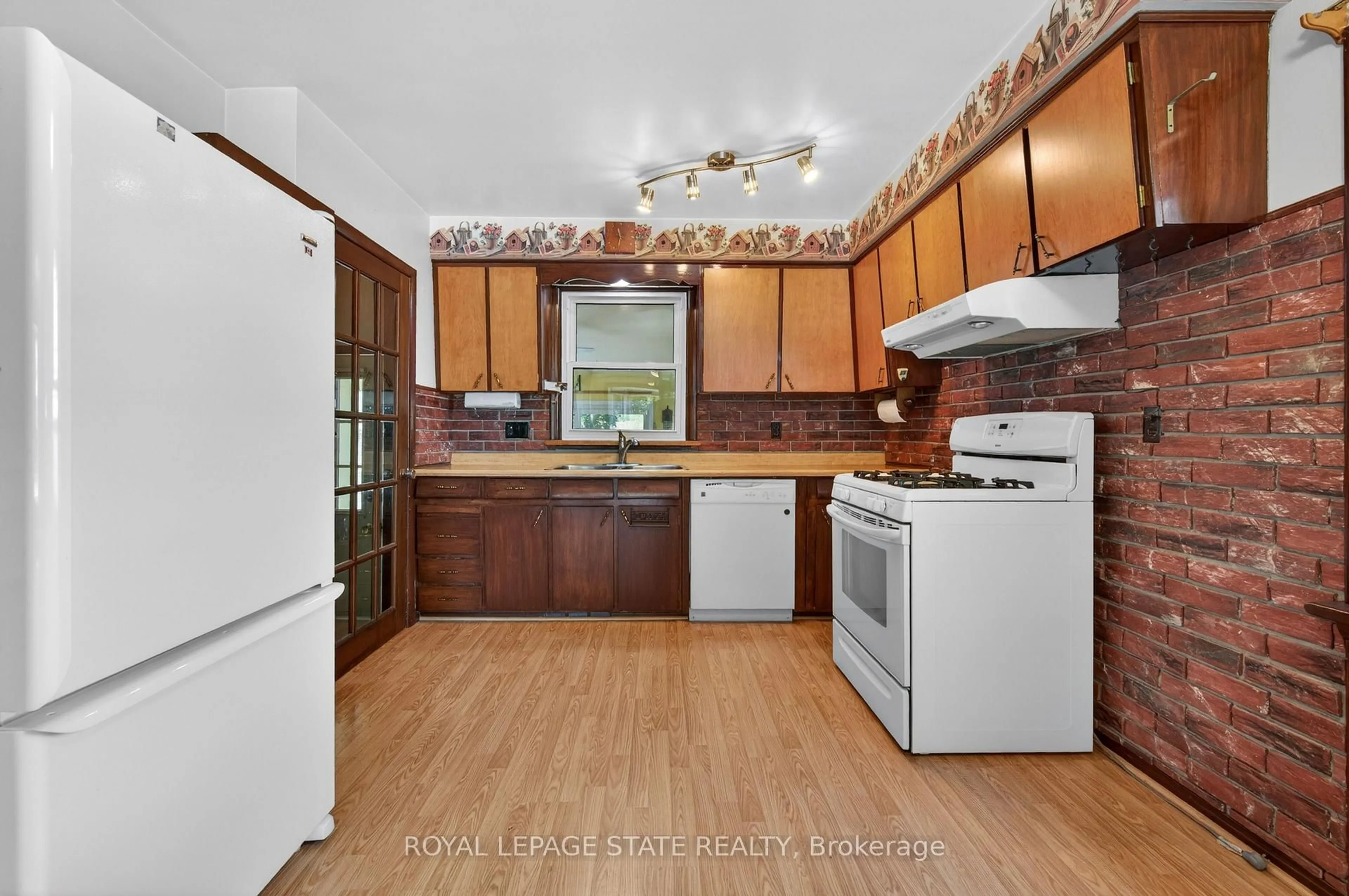 Standard kitchen, ceramic/tile floor for 16 Brodick St, Hamilton Ontario L8S 3E4