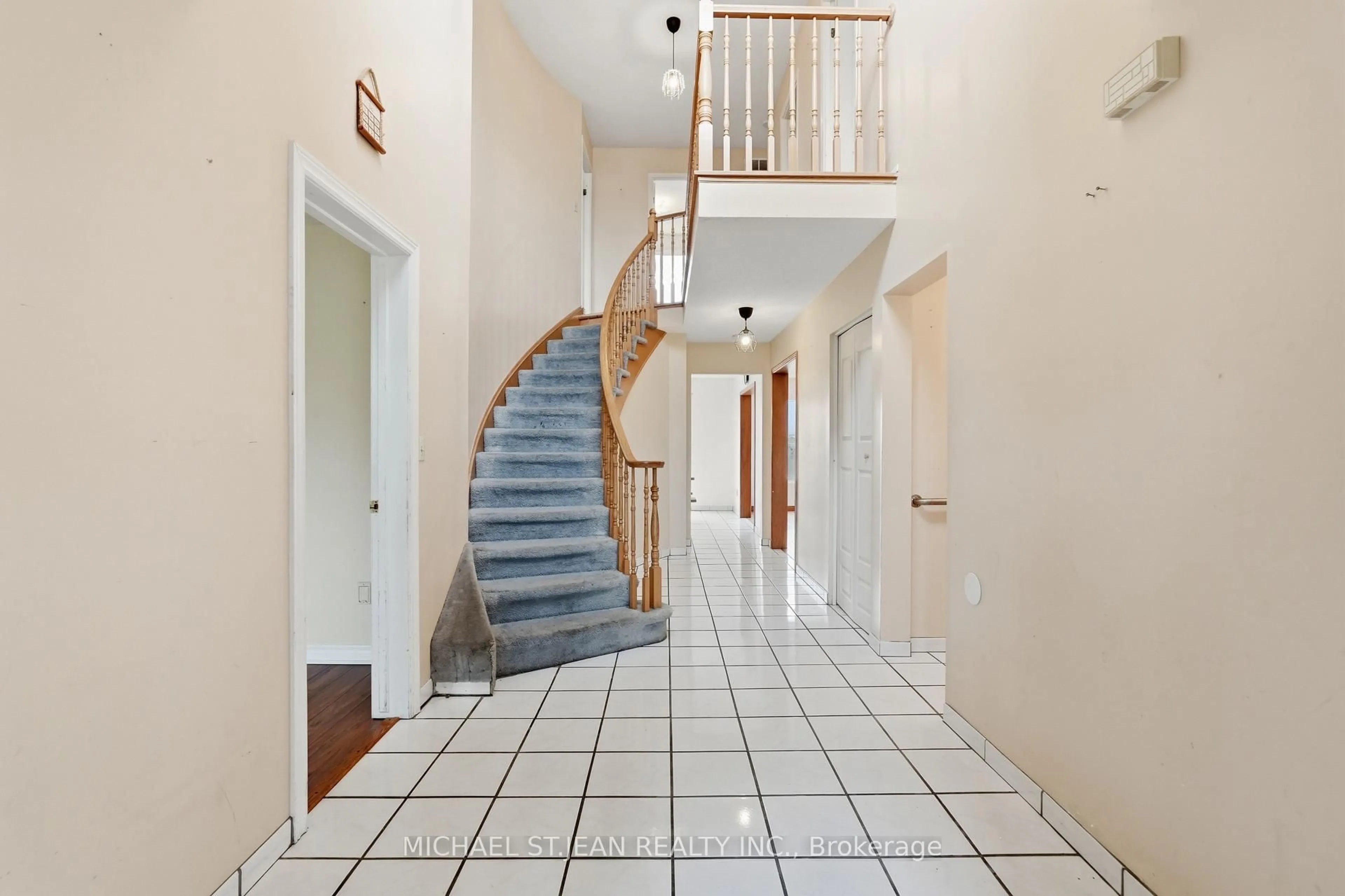 Indoor foyer for 62 Dragoon Dr, Hamilton Ontario L9B 2E4