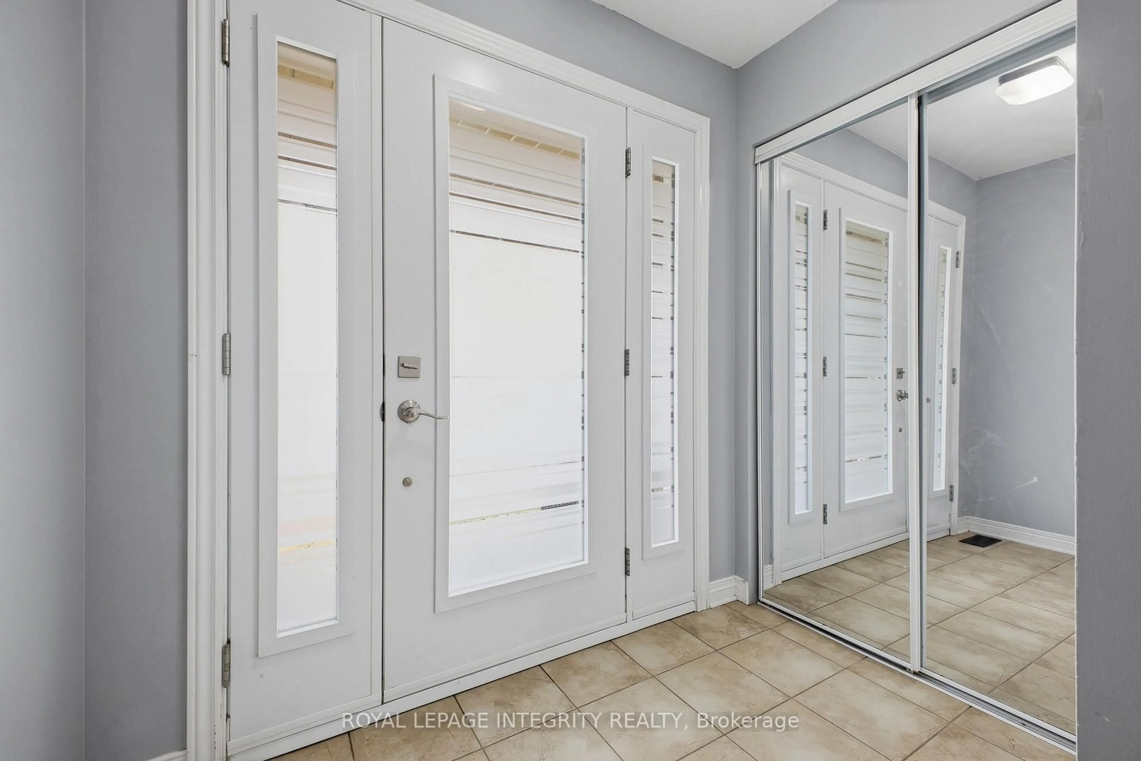 Indoor entryway for 2195 Patricia St, Clarence-Rockland Ontario K4K 1V8