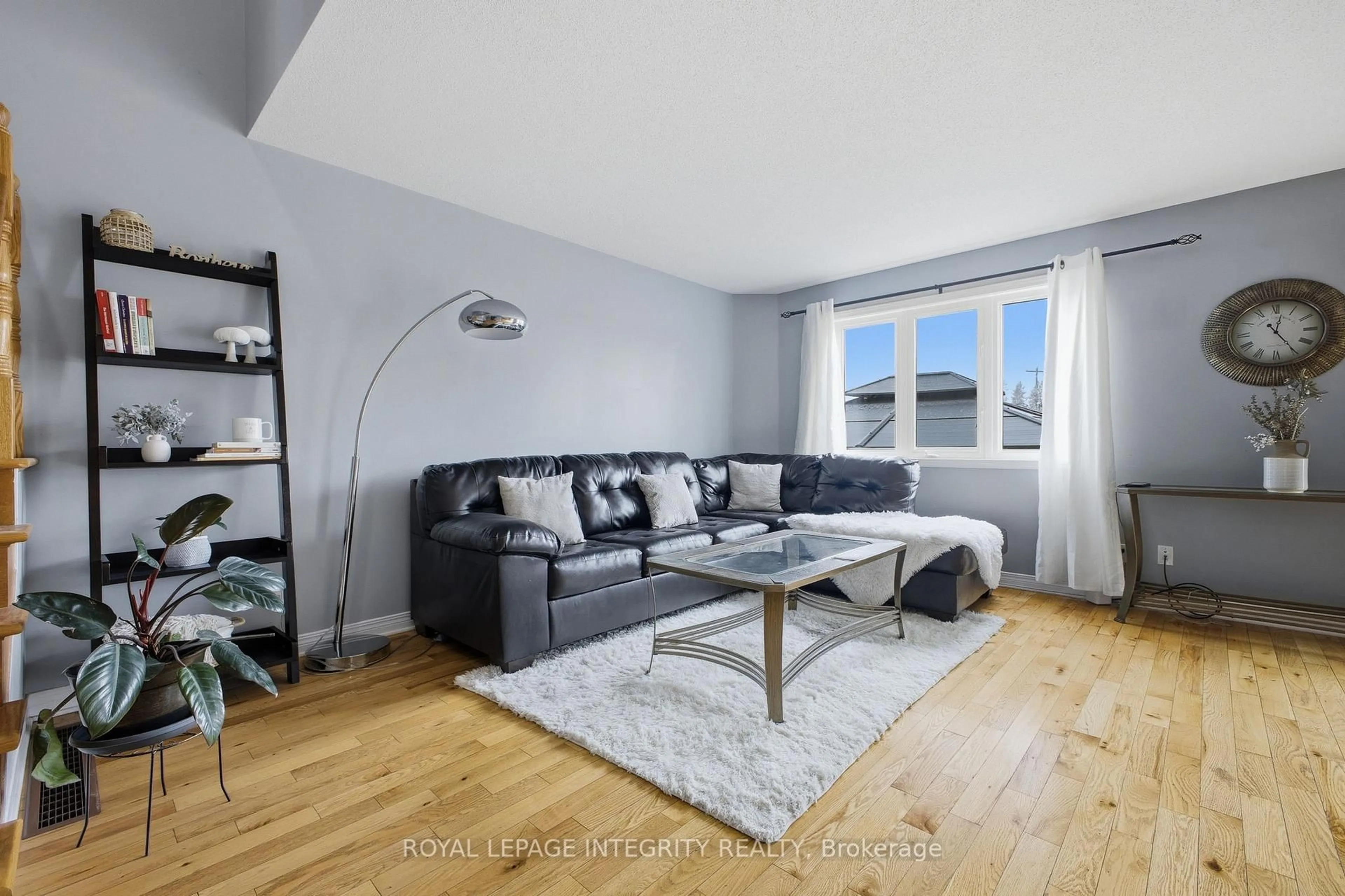 Living room with furniture, wood/laminate floor for 2195 Patricia St, Clarence-Rockland Ontario K4K 1V8