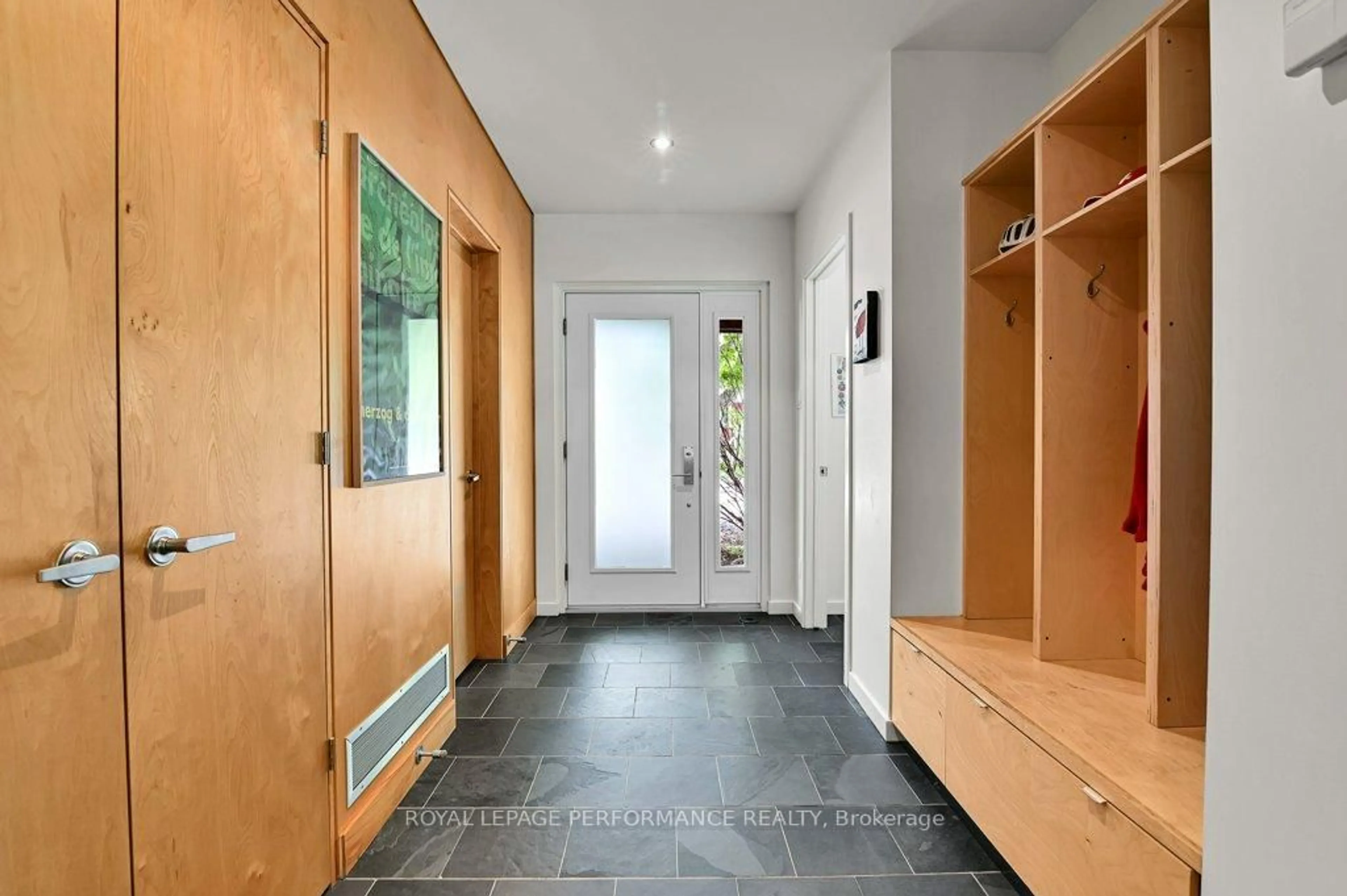 Indoor entryway for 29 Mount Pleasant Ave, Ottawa Ontario K1S 0L7