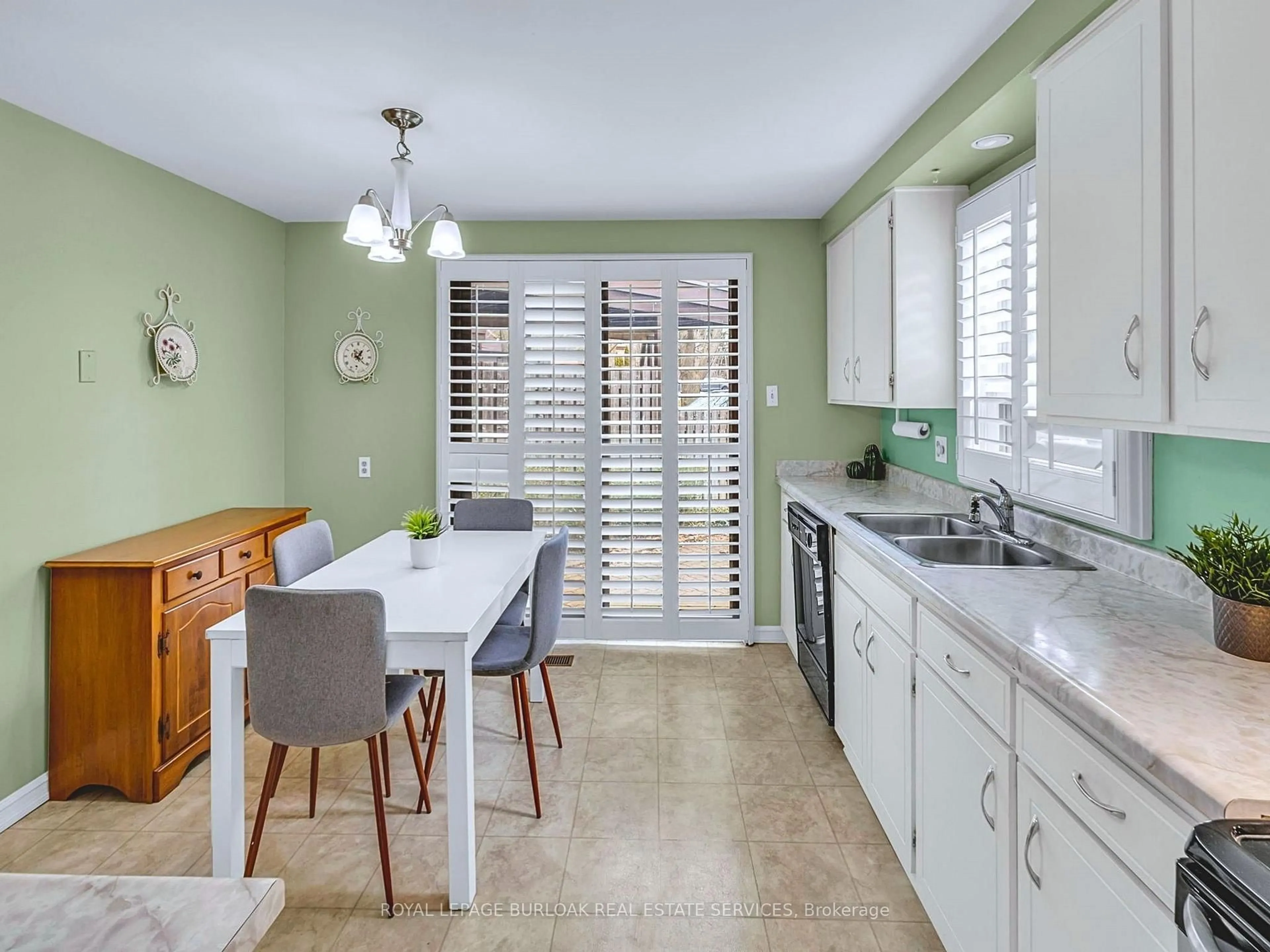 Open concept kitchen, ceramic/tile floor for 28 Underhill Cres #3, Kitchener Ontario N2A 2S8
