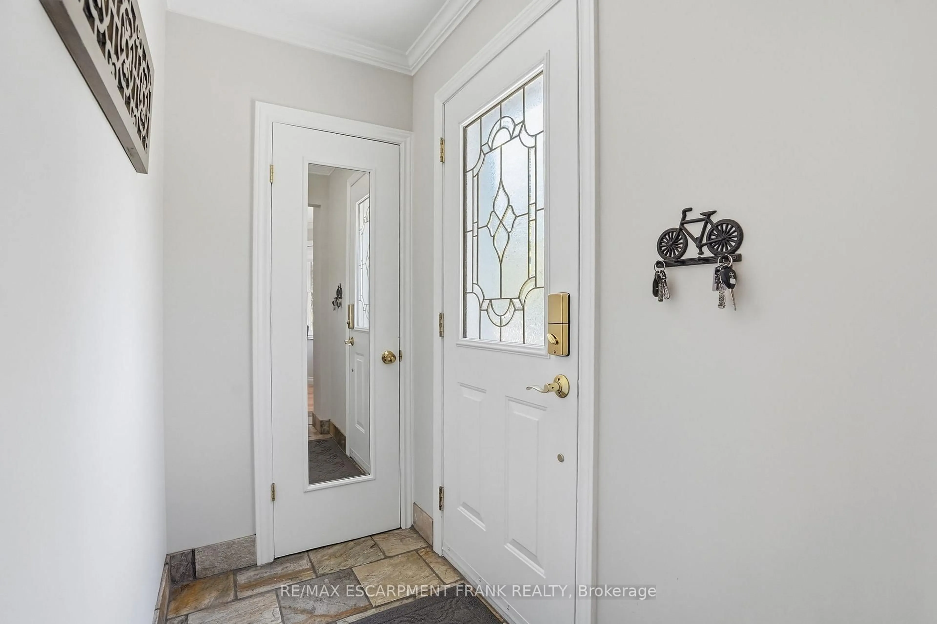 Indoor entryway for 215 Wexford Ave, Hamilton Ontario L8K 2P1