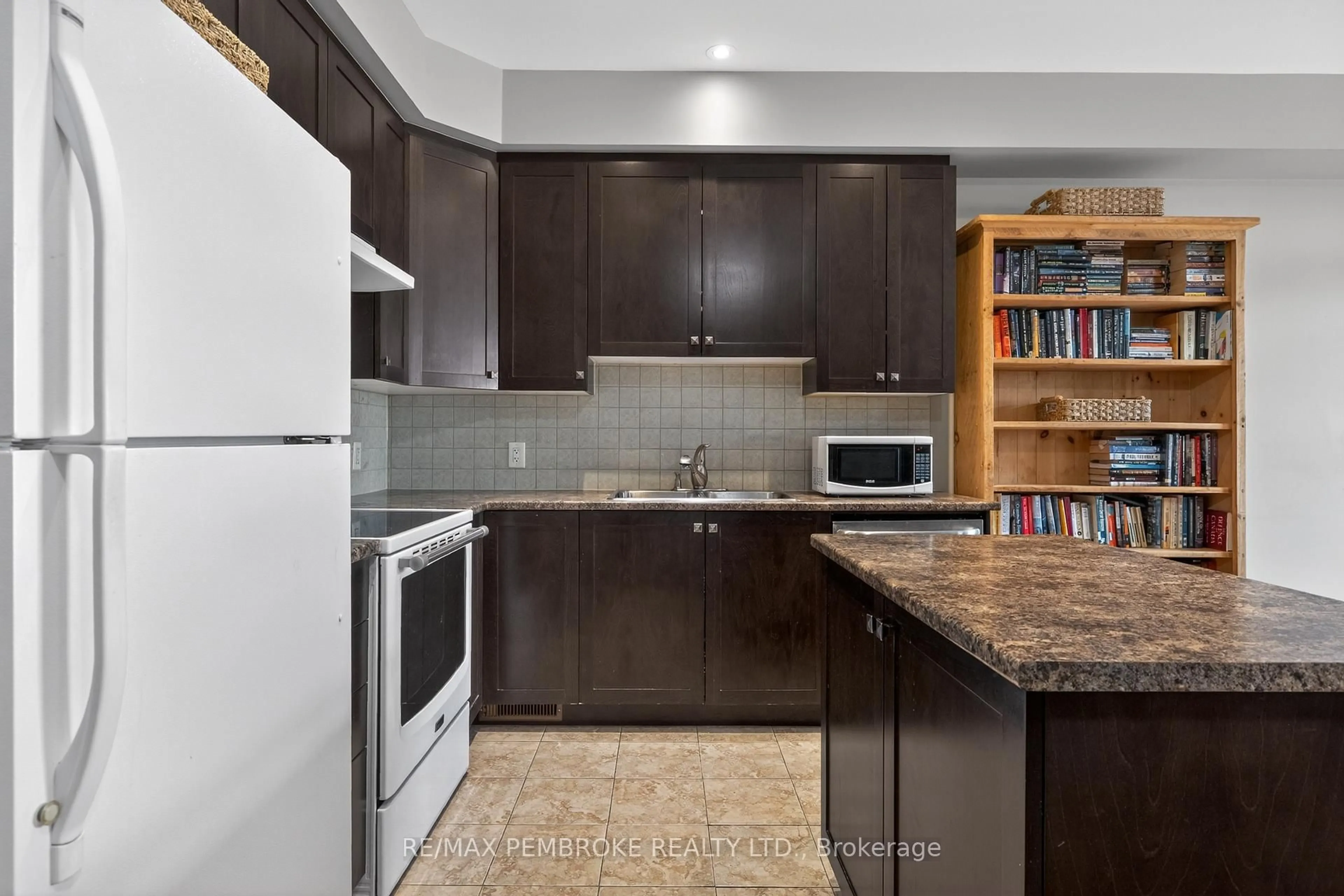 Standard kitchen, unknown for 1034 Butler Blvd, Petawawa Ontario K8H 0C2