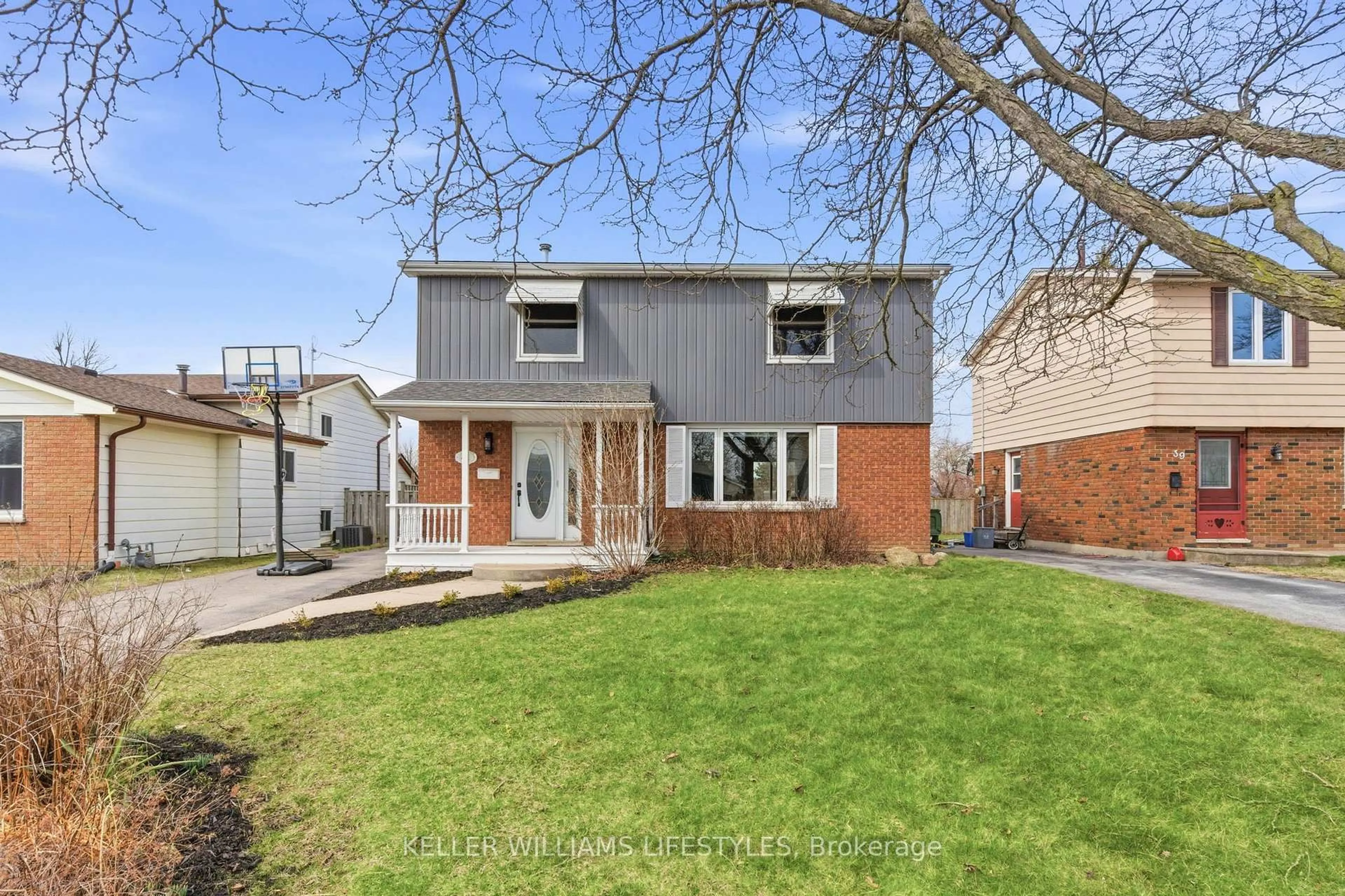 A pic from outside/outdoor area/front of a property/back of a property/a pic from drone, street for 41 Dyer St, St. Thomas Ontario N5R 5K2