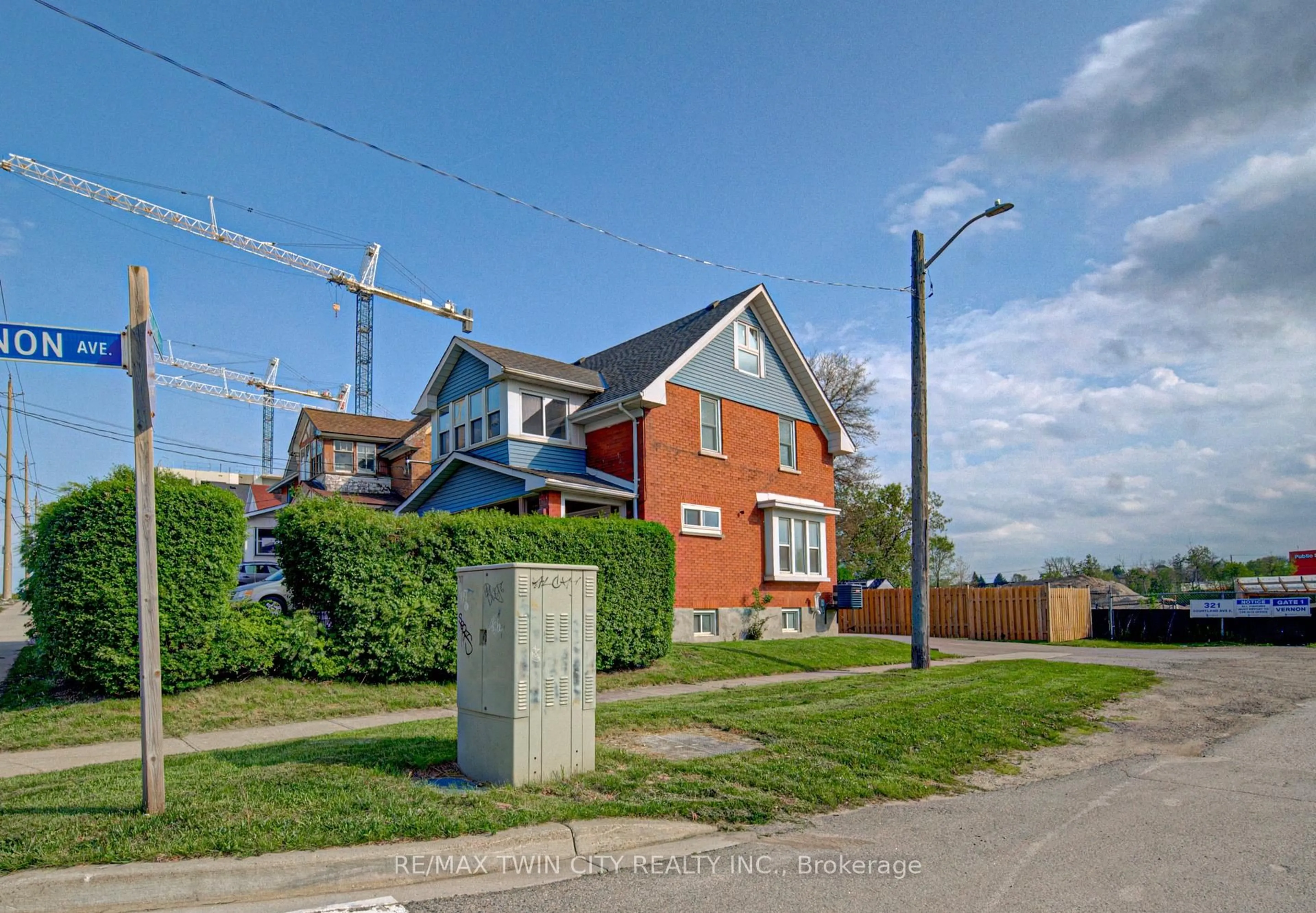 A pic from outside/outdoor area/front of a property/back of a property/a pic from drone, street for 281 Courtland Ave, Kitchener Ontario N2G 2V8