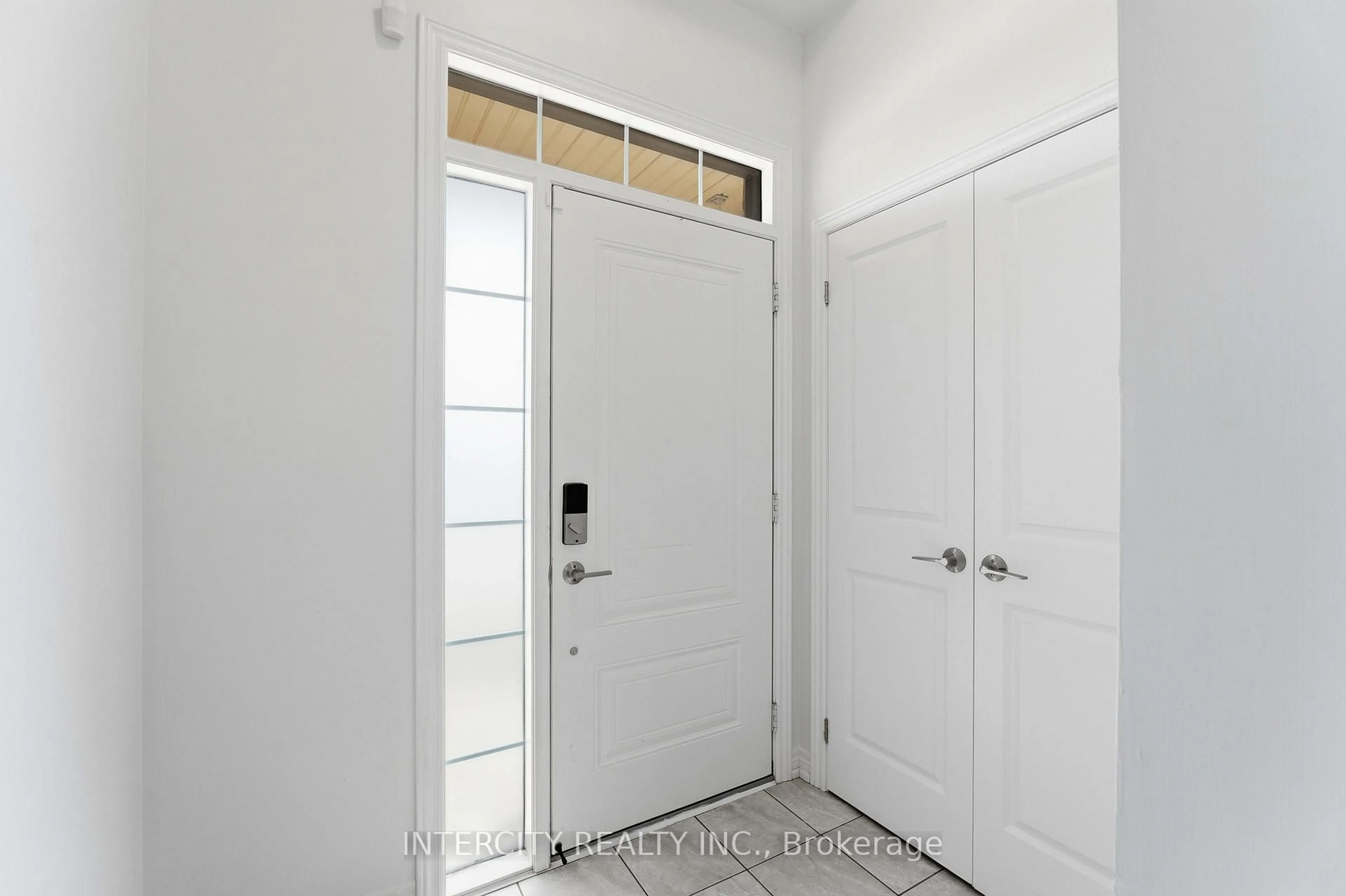 Indoor entryway for 1 Pelican Lane, Hamilton Ontario L8K 0A4