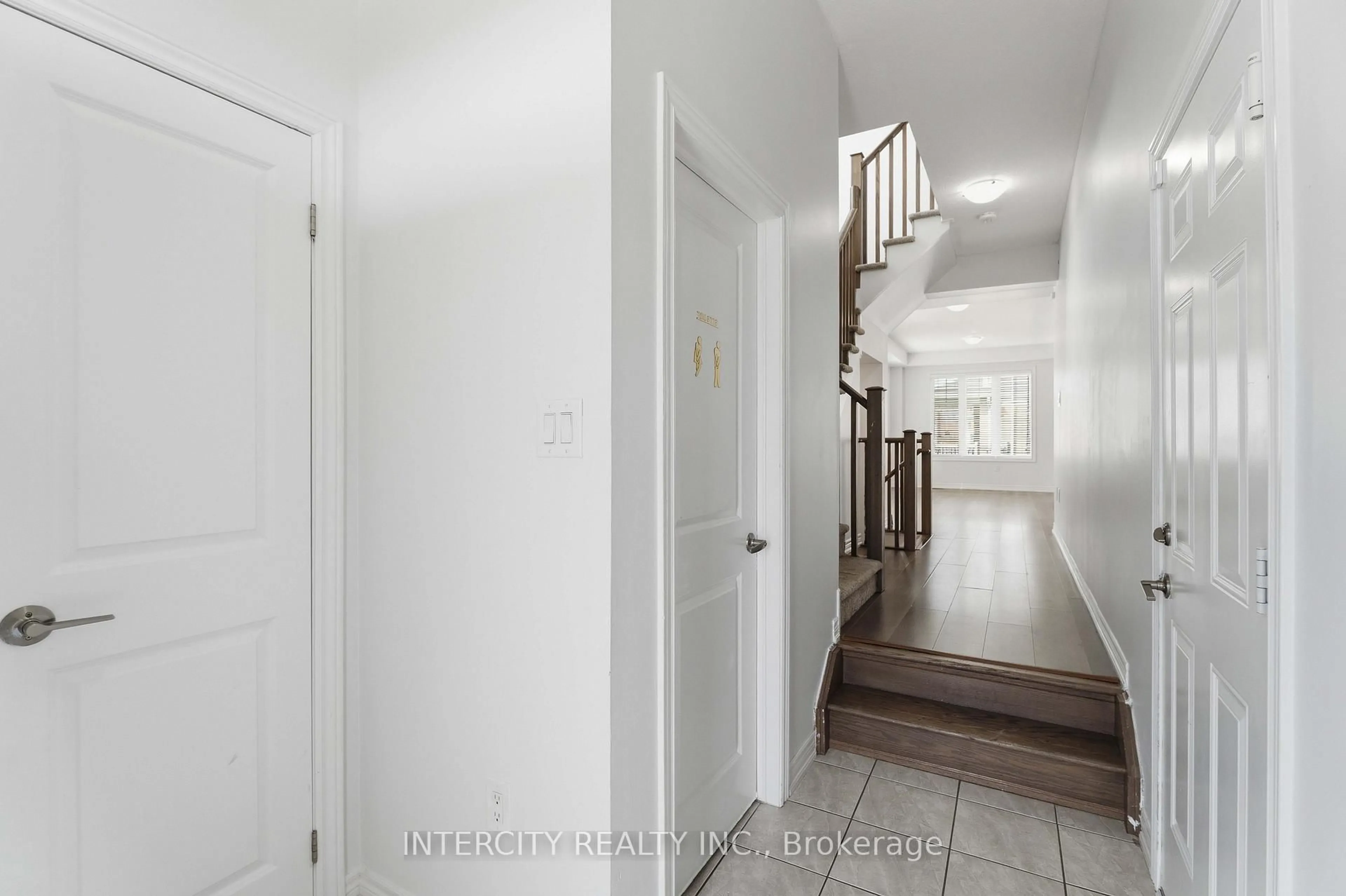 Indoor entryway for 1 Pelican Lane, Hamilton Ontario L8K 0A4