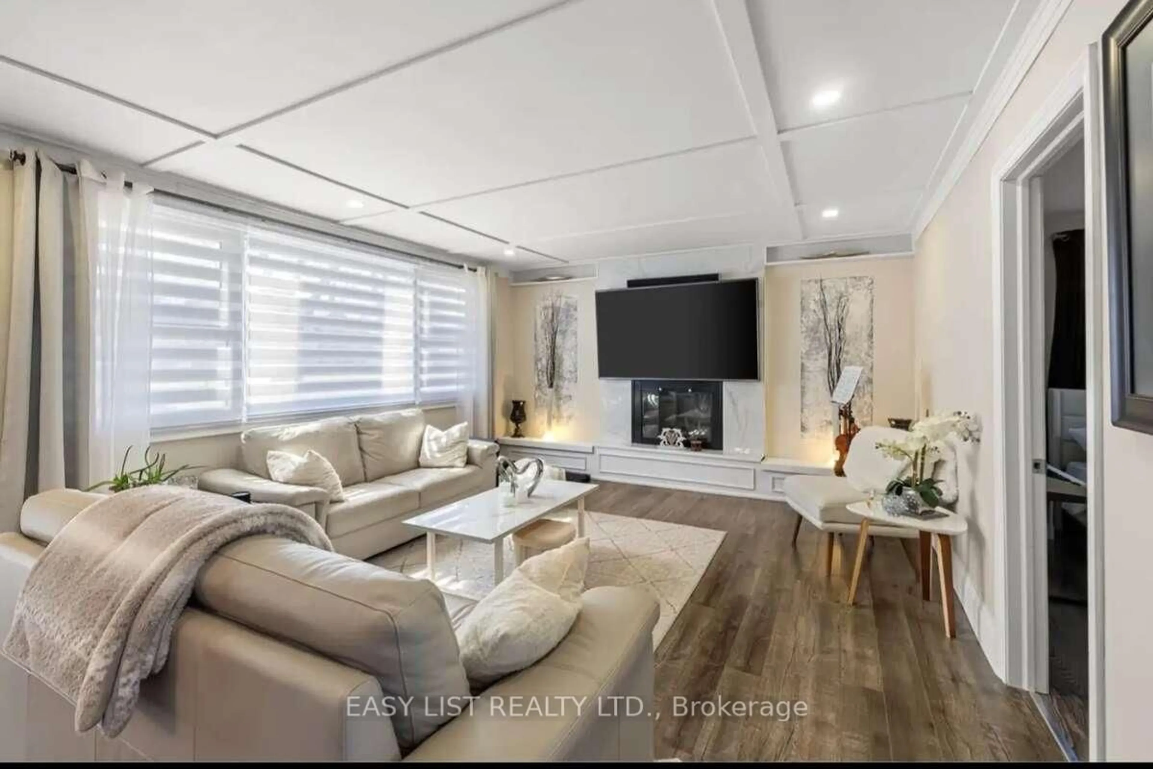 Living room with furniture, unknown for 112 Clovelly Rd, Tecumseh Ontario N8N 1G1