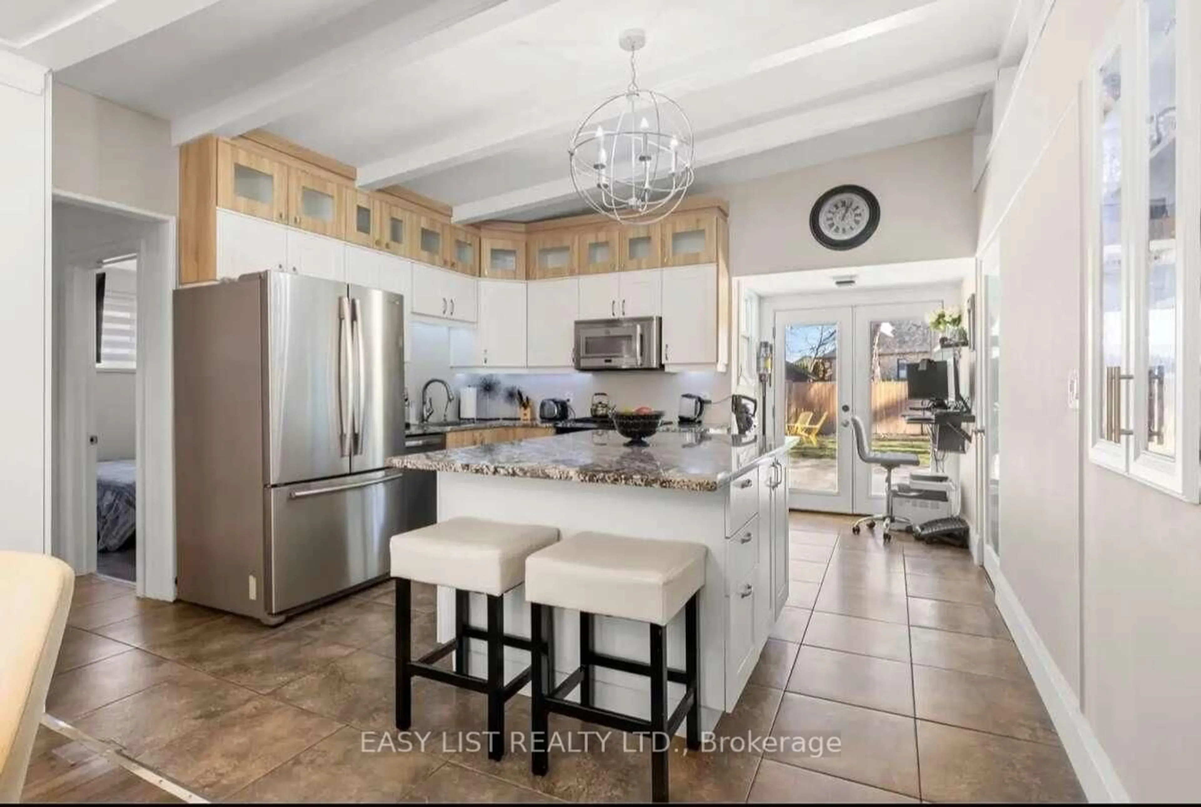 Open concept kitchen, ceramic/tile floor for 112 Clovelly Rd, Tecumseh Ontario N8N 1G1