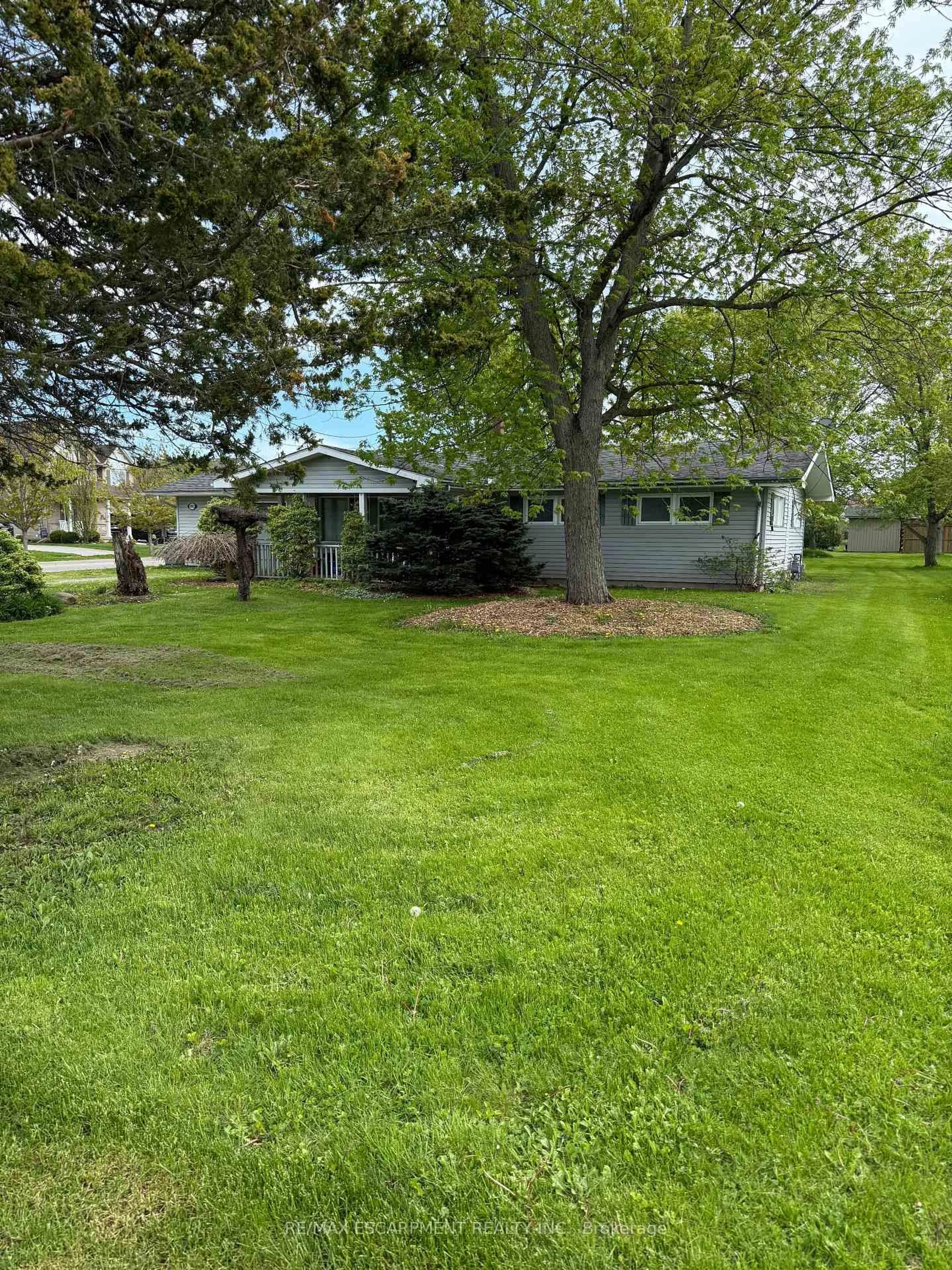 A pic from outside/outdoor area/front of a property/back of a property/a pic from drone, street for 3931 Main St, Fort Erie Ontario L0S 1S0