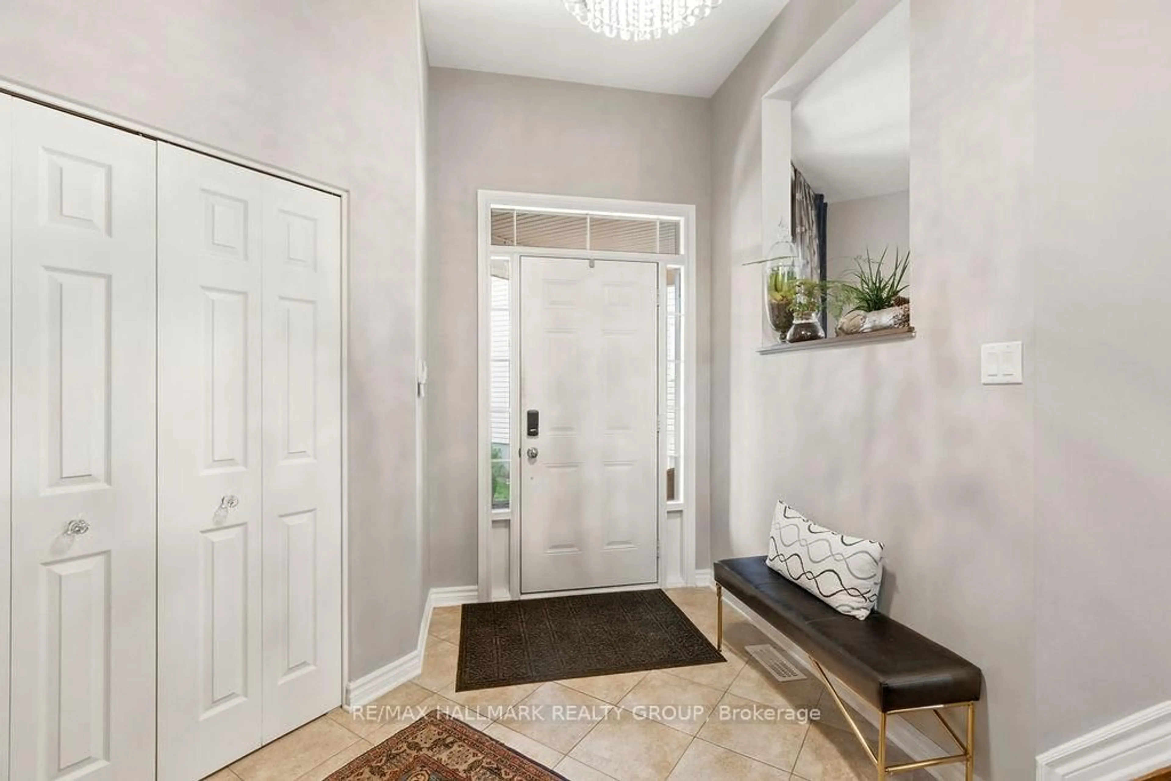Indoor entryway for 278 Kiwanis Crt, Ottawa Ontario K1T 0H7