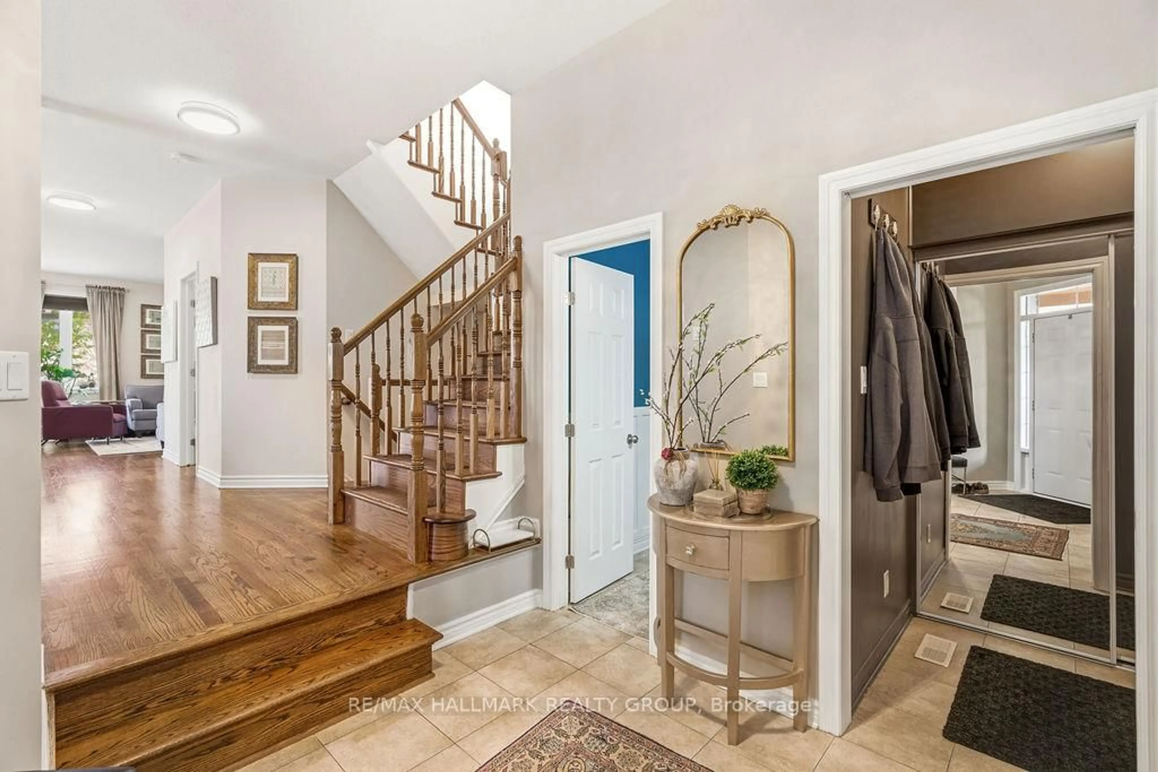 Indoor entryway for 278 Kiwanis Crt, Ottawa Ontario K1T 0H7