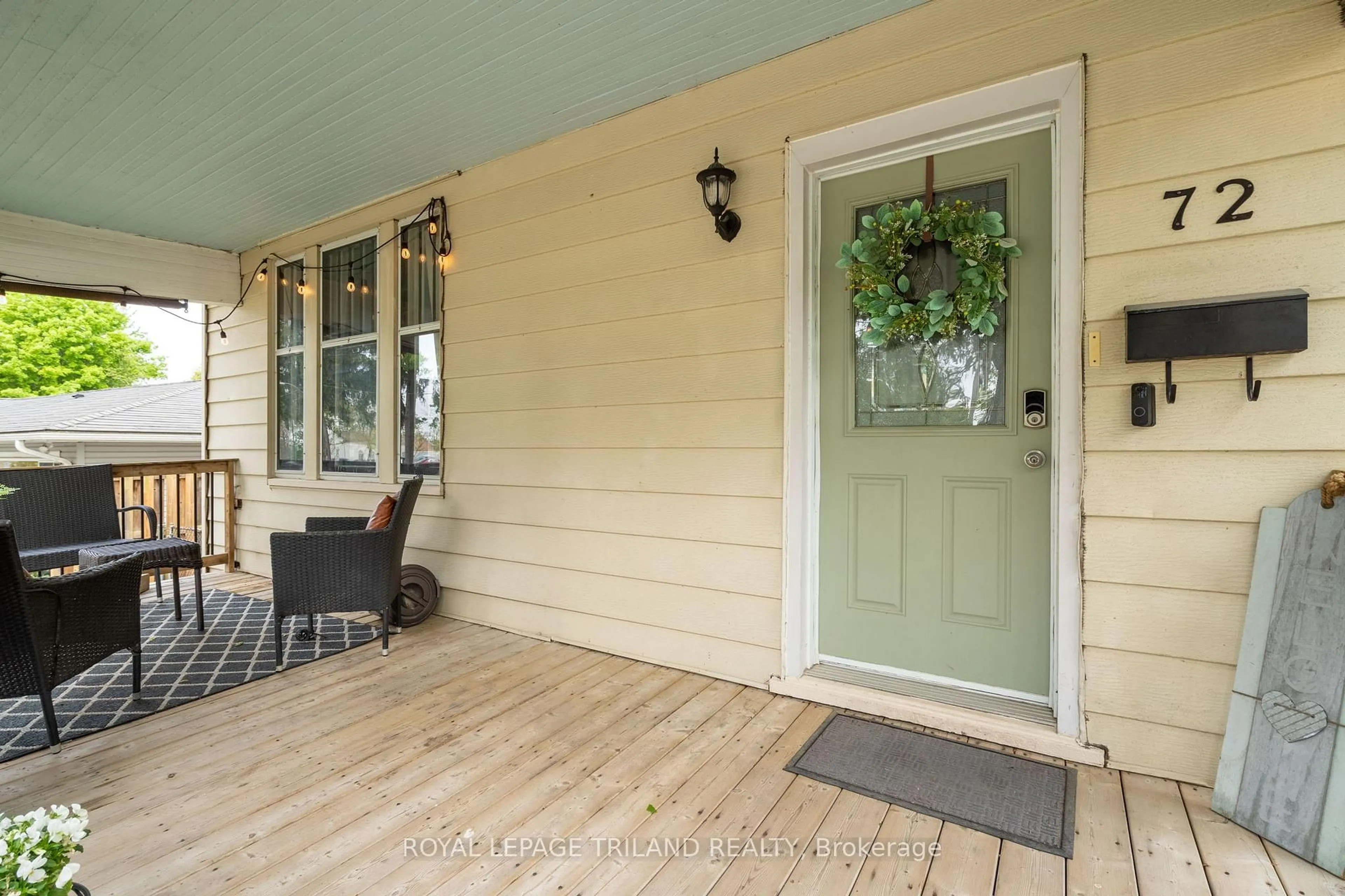 Indoor entryway for 72 Walnut St, St. Thomas Ontario N5R 2Y9