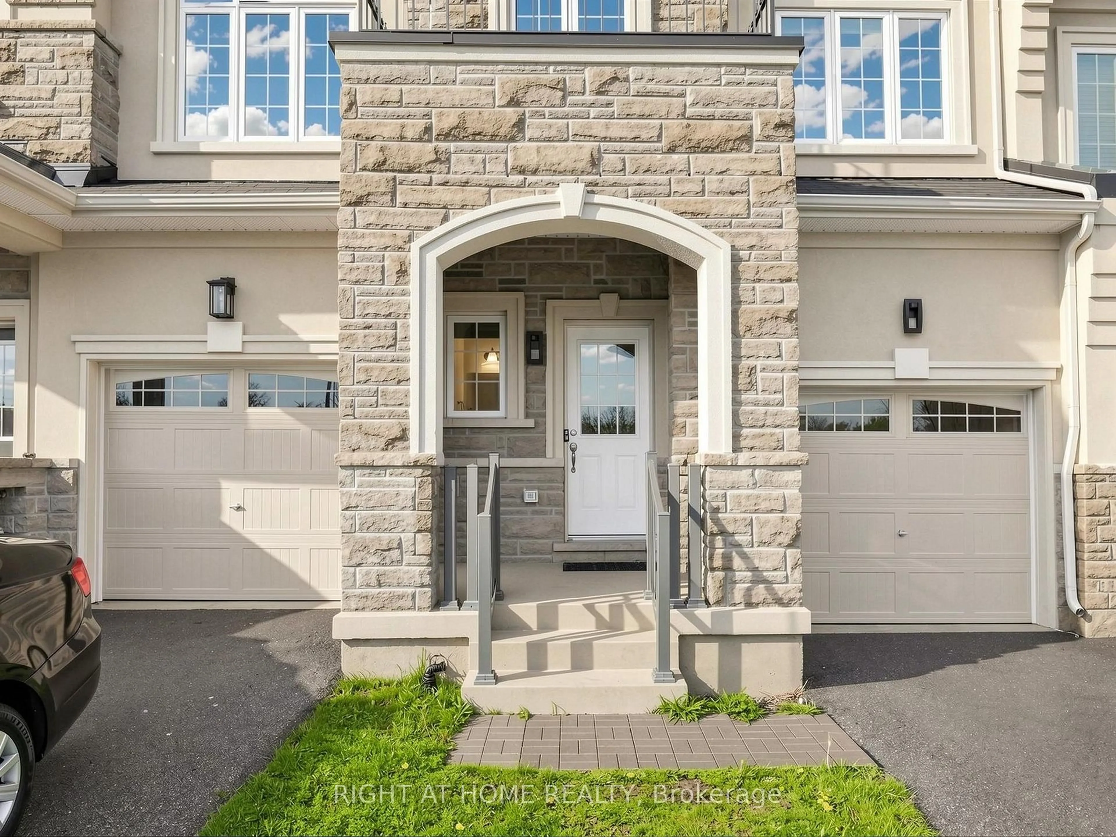Indoor entryway for 124 Mosaic Dr, Hamilton Ontario L8B 1W4