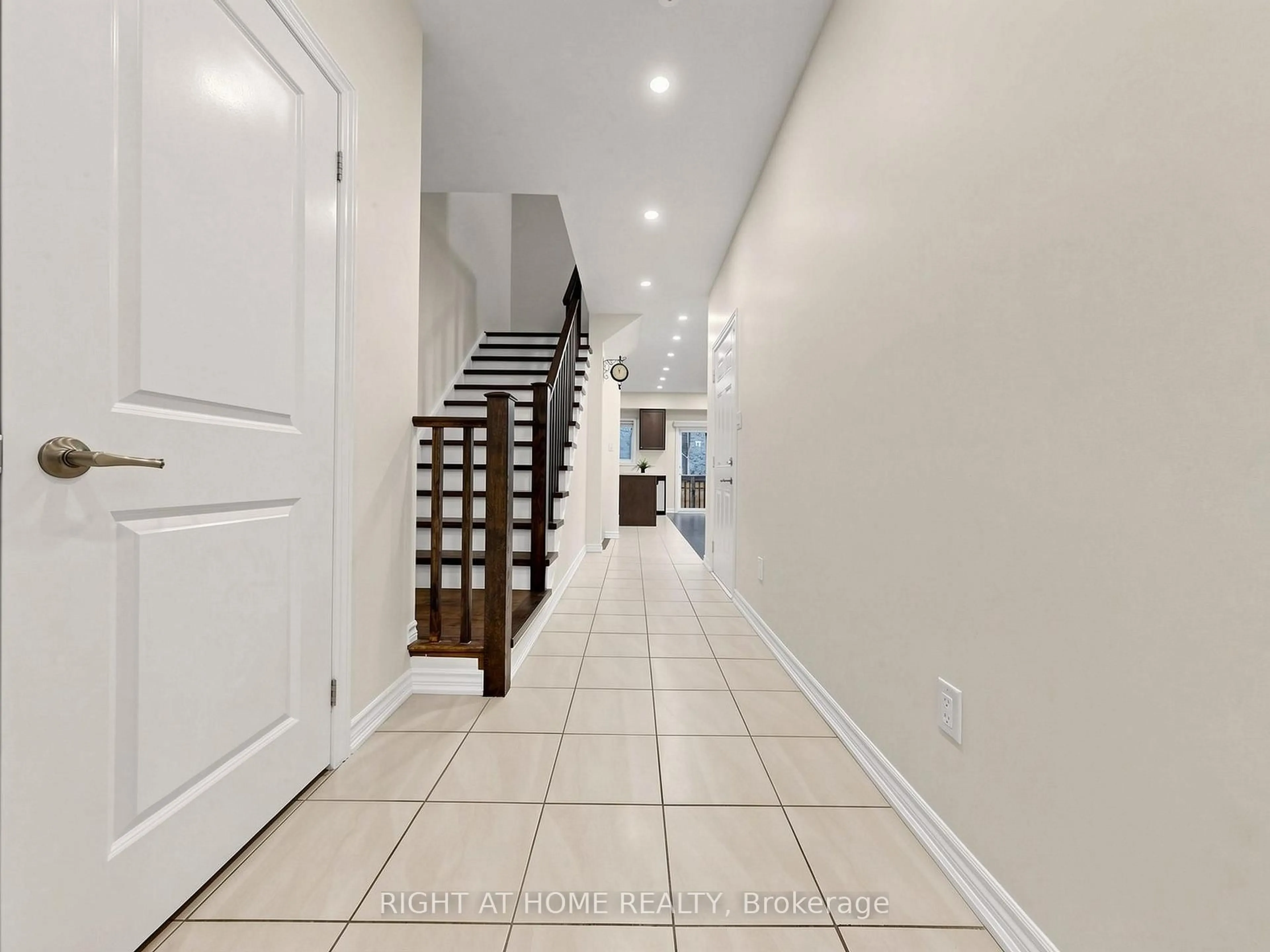 Indoor foyer for 124 Mosaic Dr, Hamilton Ontario L8B 1W4